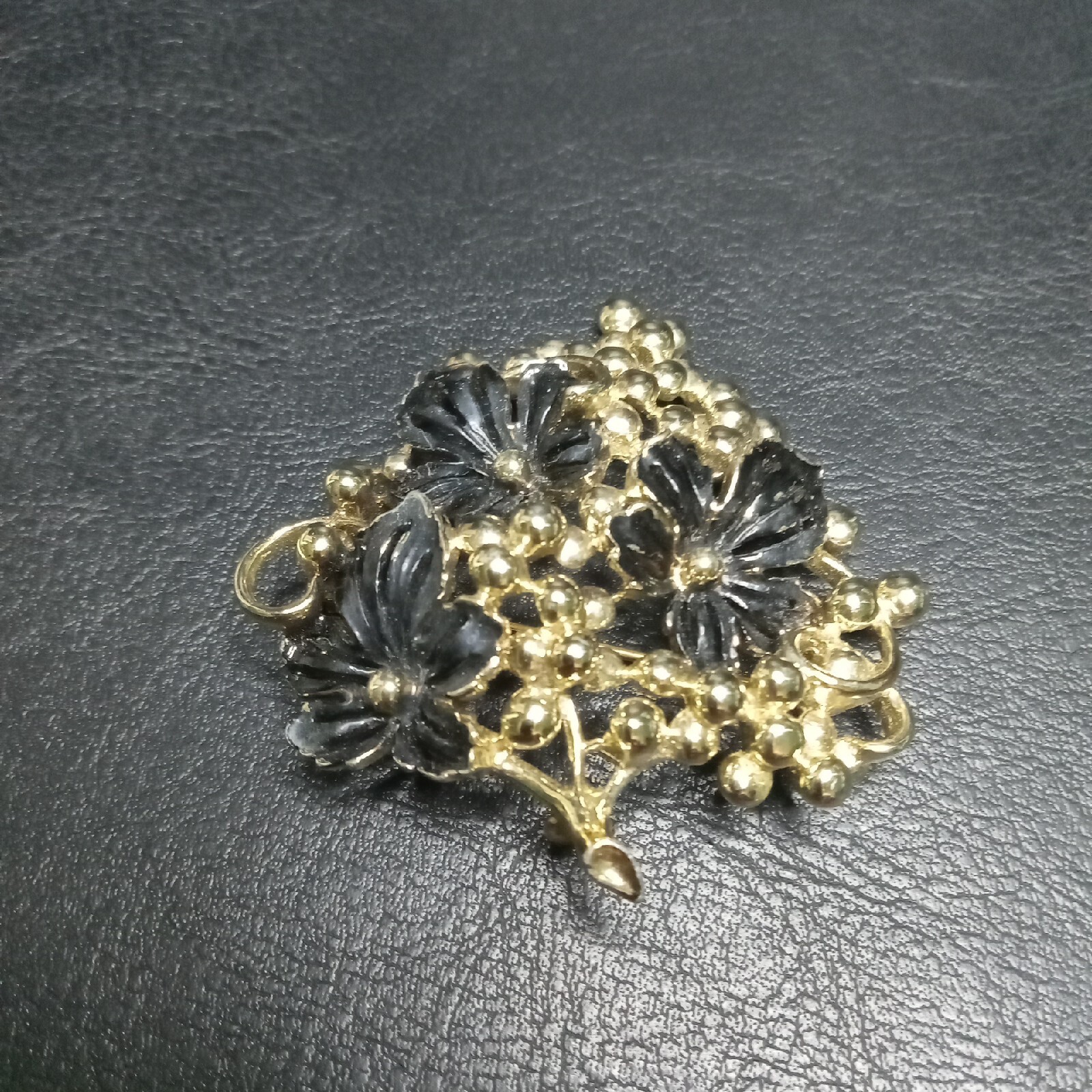 Vintage SARAH COVENTRY Bunch Of Grapes Black Enamel Leaf Brooch. 8496