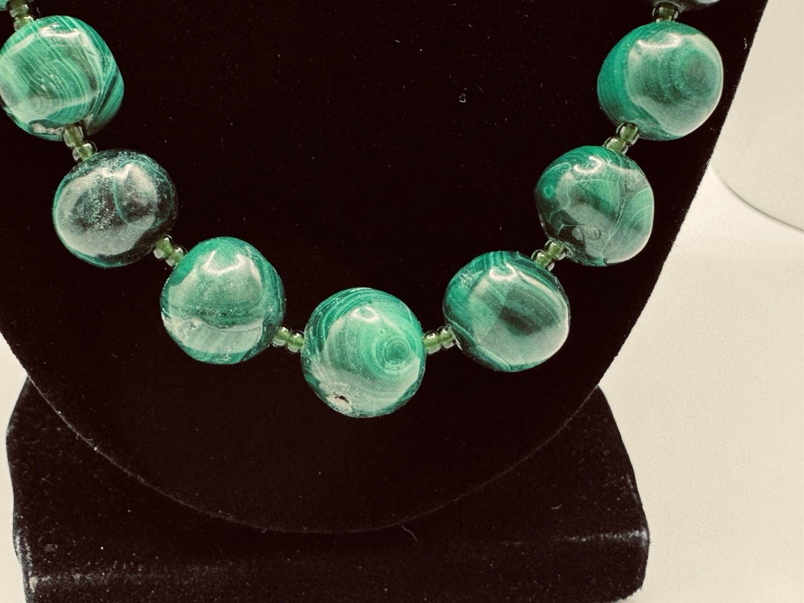 BEAUTIFUL VINTAGE GRADUATING IN SIZE MALACHITE BEADED NECKLACE 22″ INCHES