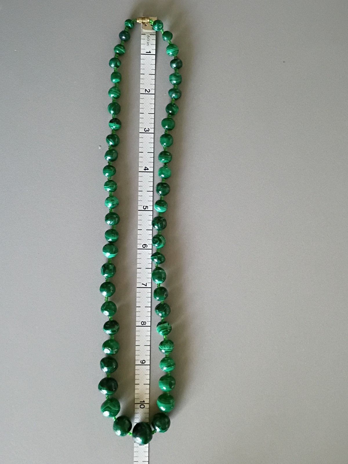 BEAUTIFUL VINTAGE GRADUATING IN SIZE MALACHITE BEADED NECKLACE 22″ INCHES