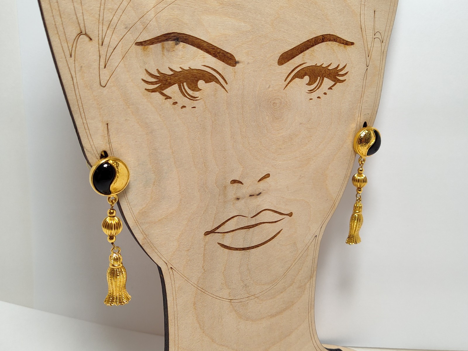 Elegant Vintage signed AVON Long Drop Dangle Gold Tone Earrings w/Black Enamel