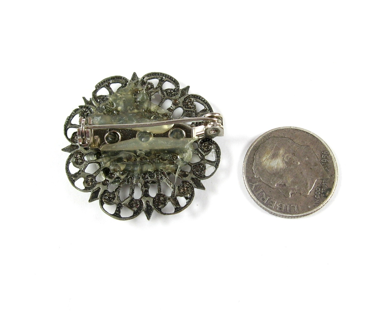 APPLE With Leaf On FILIGREE Brooch Vintage Scatter Pin Silvertone Round 1 1/4″