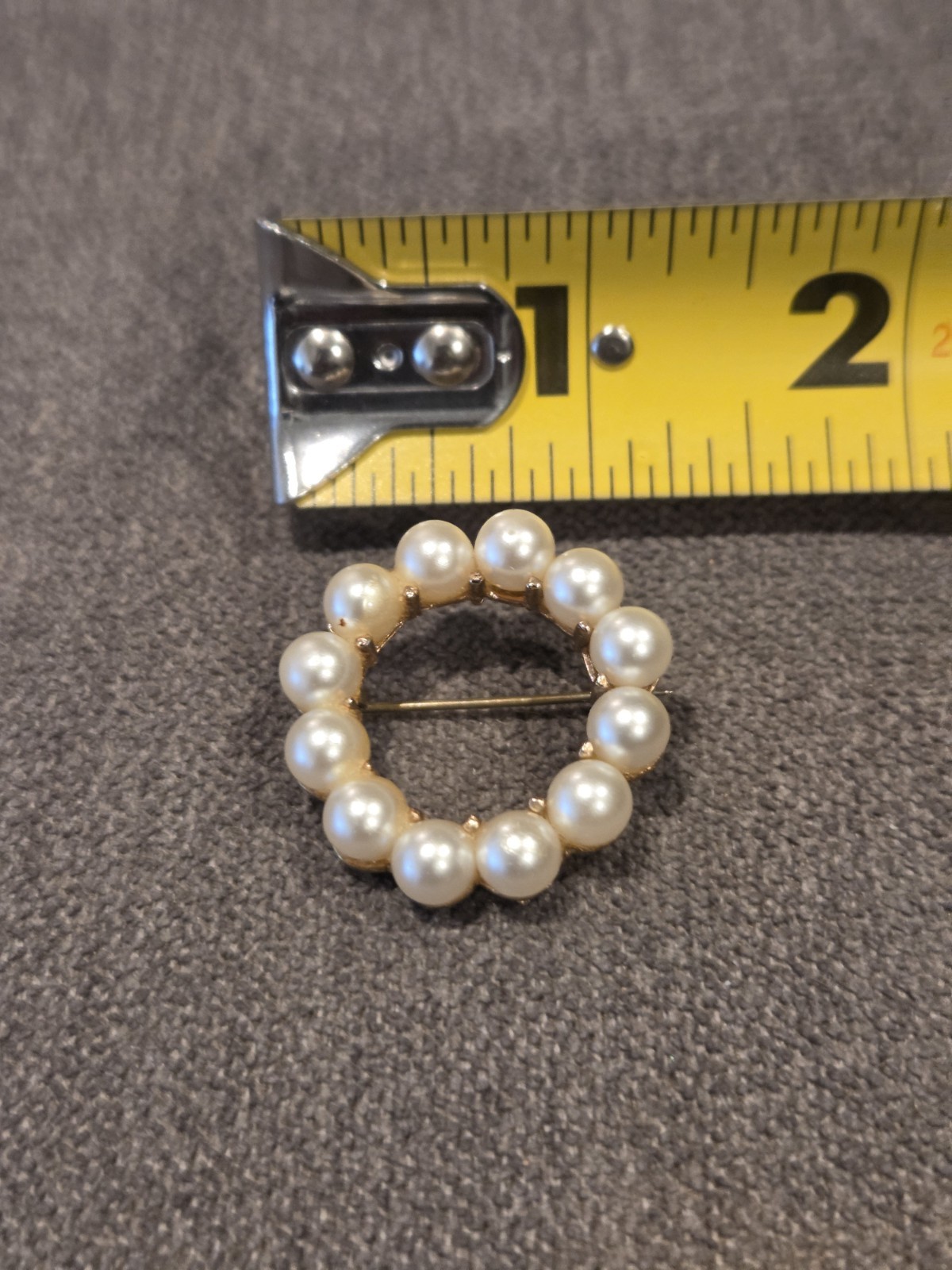 Vintage Unbranded Circle Goldtone with Faux Pearls Brooch Pin