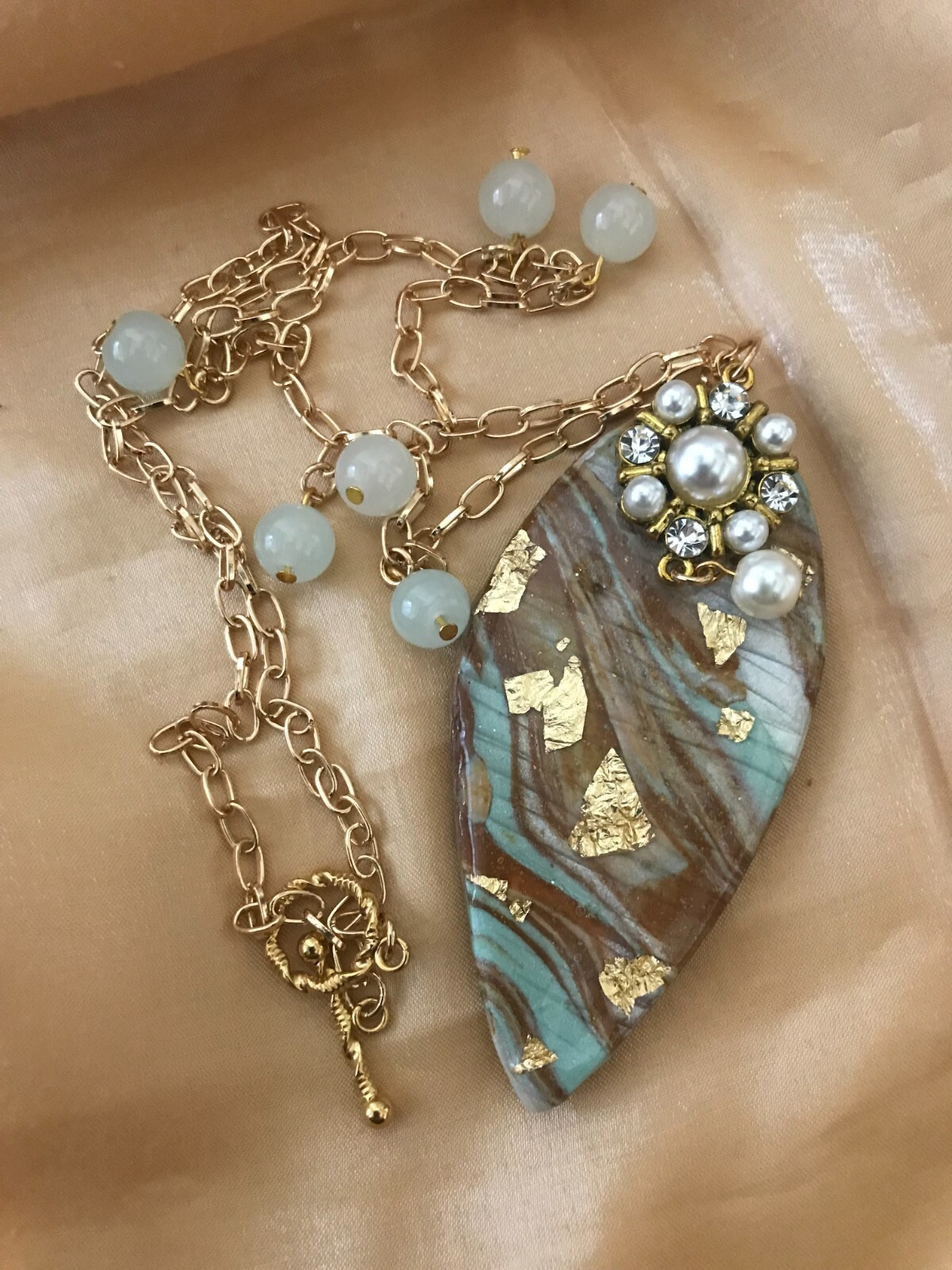 GOLD & BROWN TEARDROP SHAPE PENDANT NECKLACE WITH GOLD TONE PAPERCLIP CHAIN