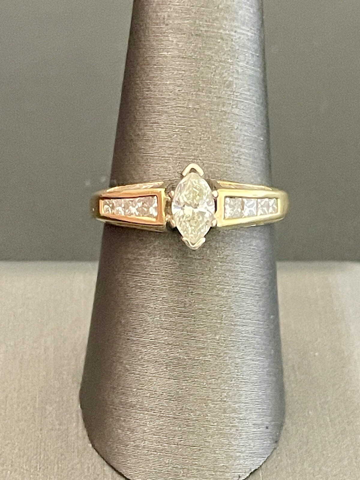 18KT Yellow Gold 1.32CTW Diamond Engagement Ring. Size 8(F192)