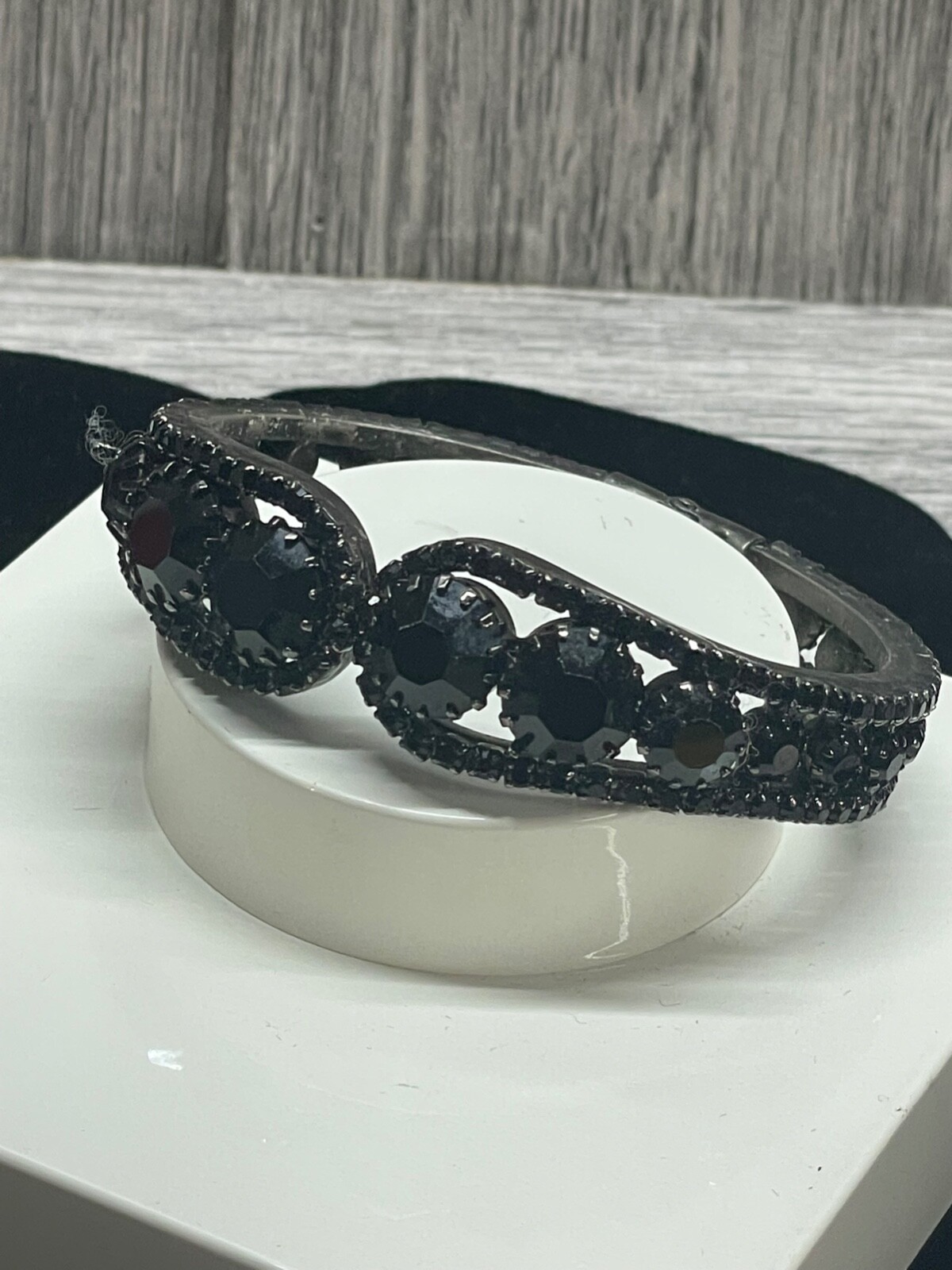 Bracelet Black Rhinestone Hinged Open Clasp at Top Pretty design vintage