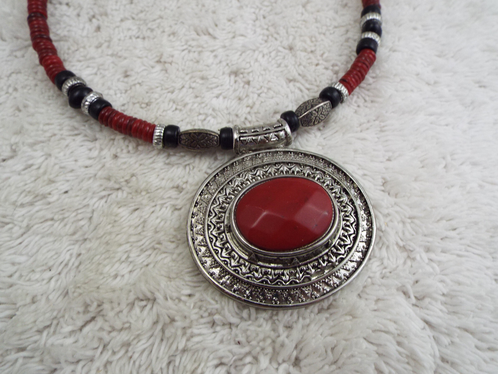 Silvertone Red Black Bead Pendant Collar Necklace (D45)
