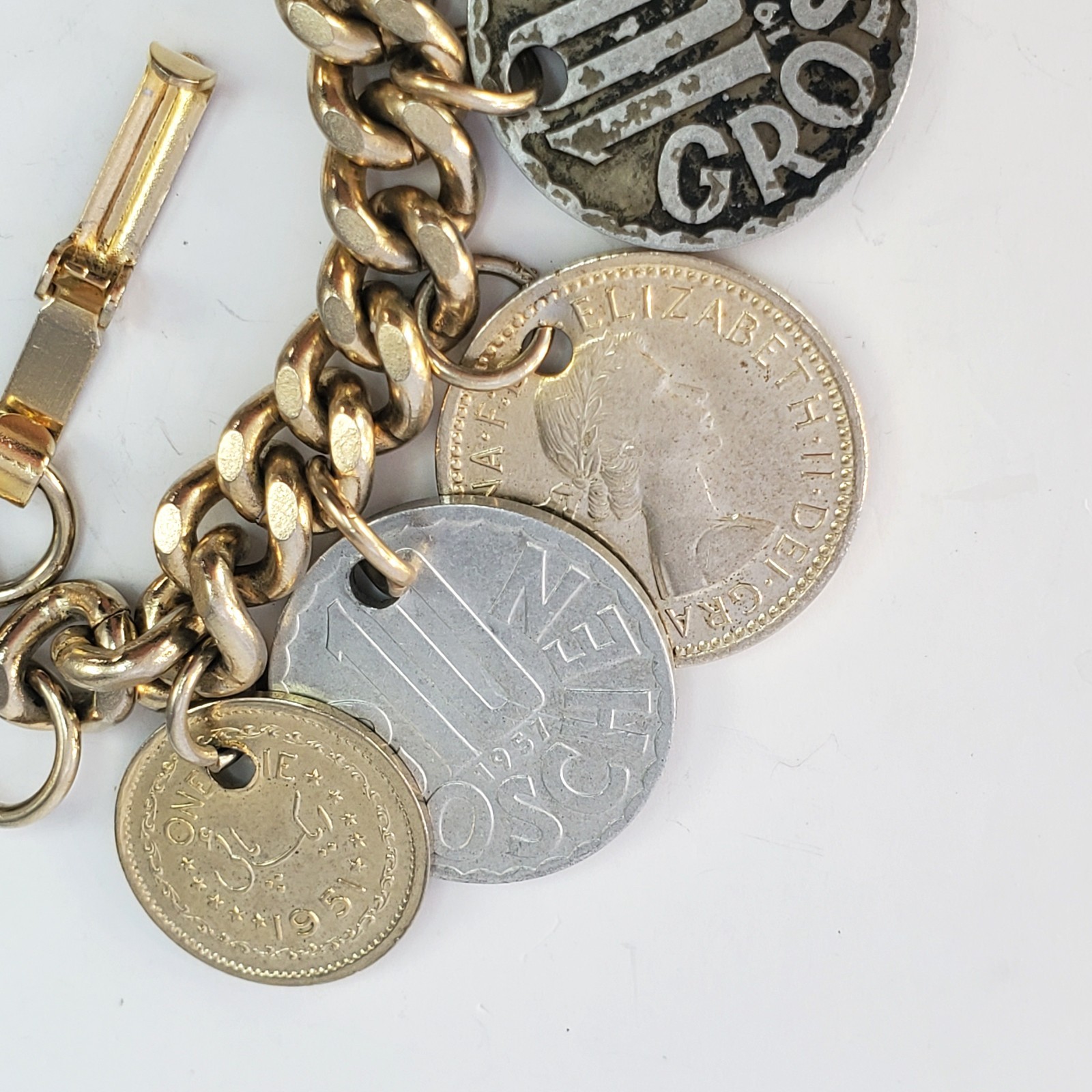 1950s CHARM Bracelet 15 REAL World Coins Gold Tone Vintage 7.25″