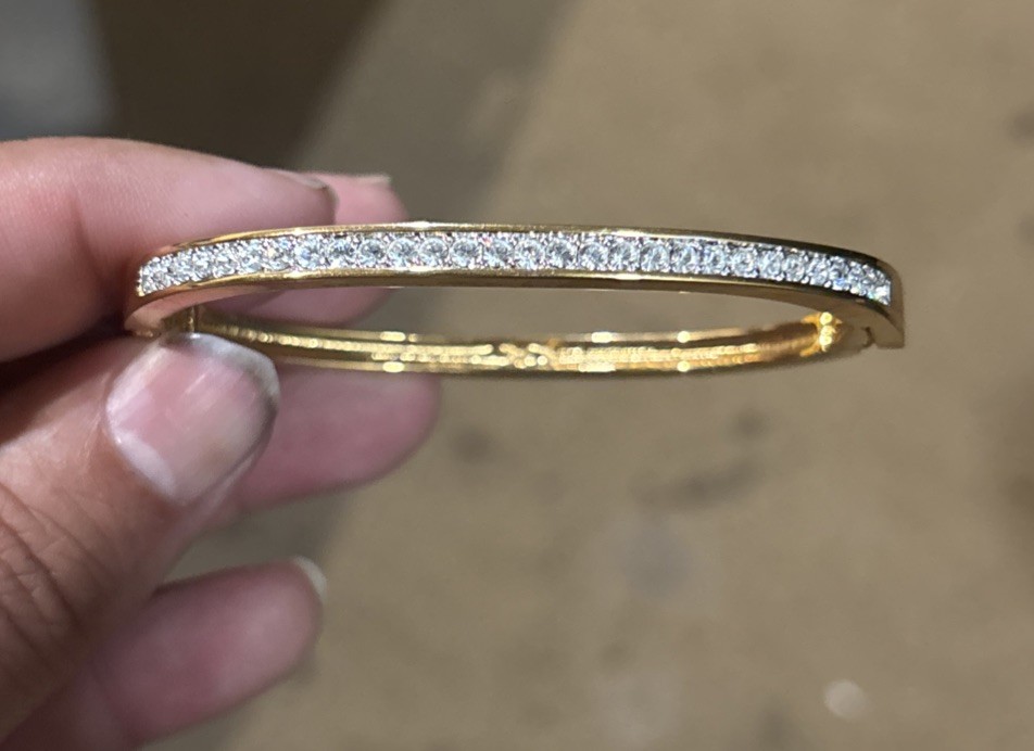 Vtg Swarovski Gold Tone Bangle Bracelet Rhinestone Crystal Pave Swan Signed