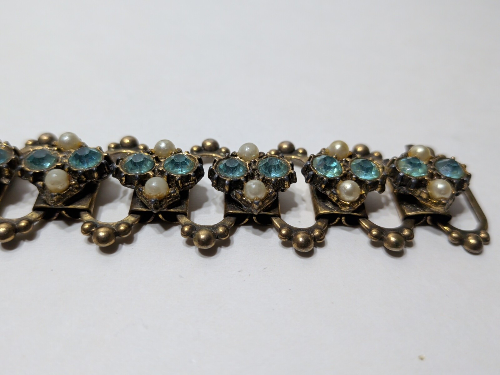 ✨VINTAGE✨ 1950s 8″ Bracelet Blue Stones Small Pearls Gold Tone Filigree Copper?