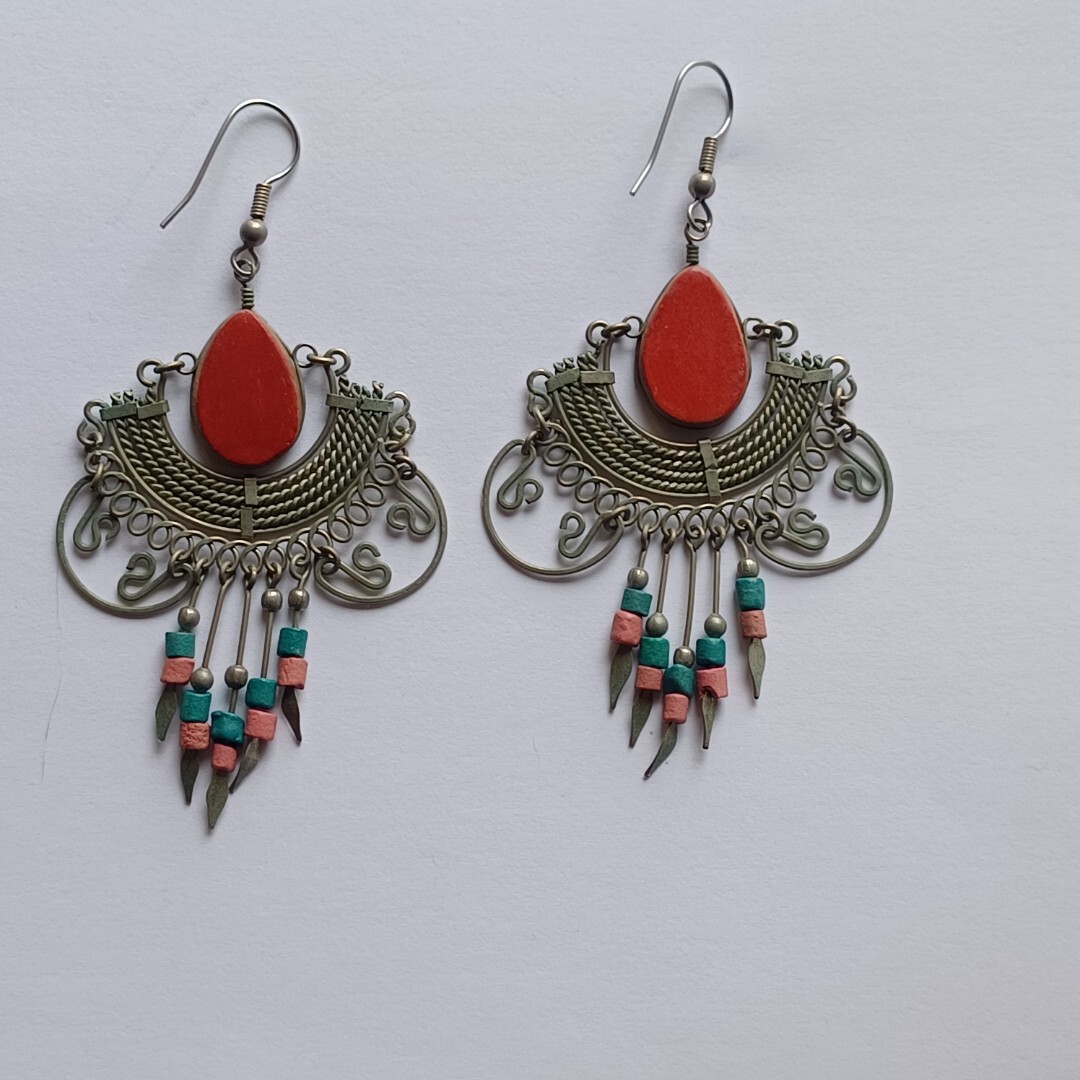 Vintage Southwest Tribal Boho Silver Tone Dangle Drop Pierced Beaded Earrings