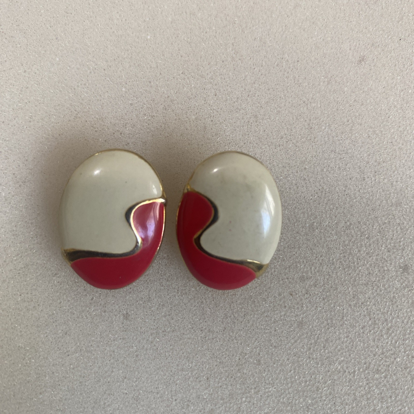 Red Creamy White Gold Enameled Stud Earrings 80s Mom Fourth Of July E12