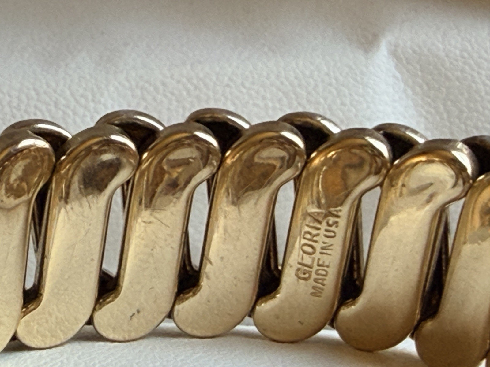 WWII US Military Gold Tone Sweetheart Stretch Bracelet