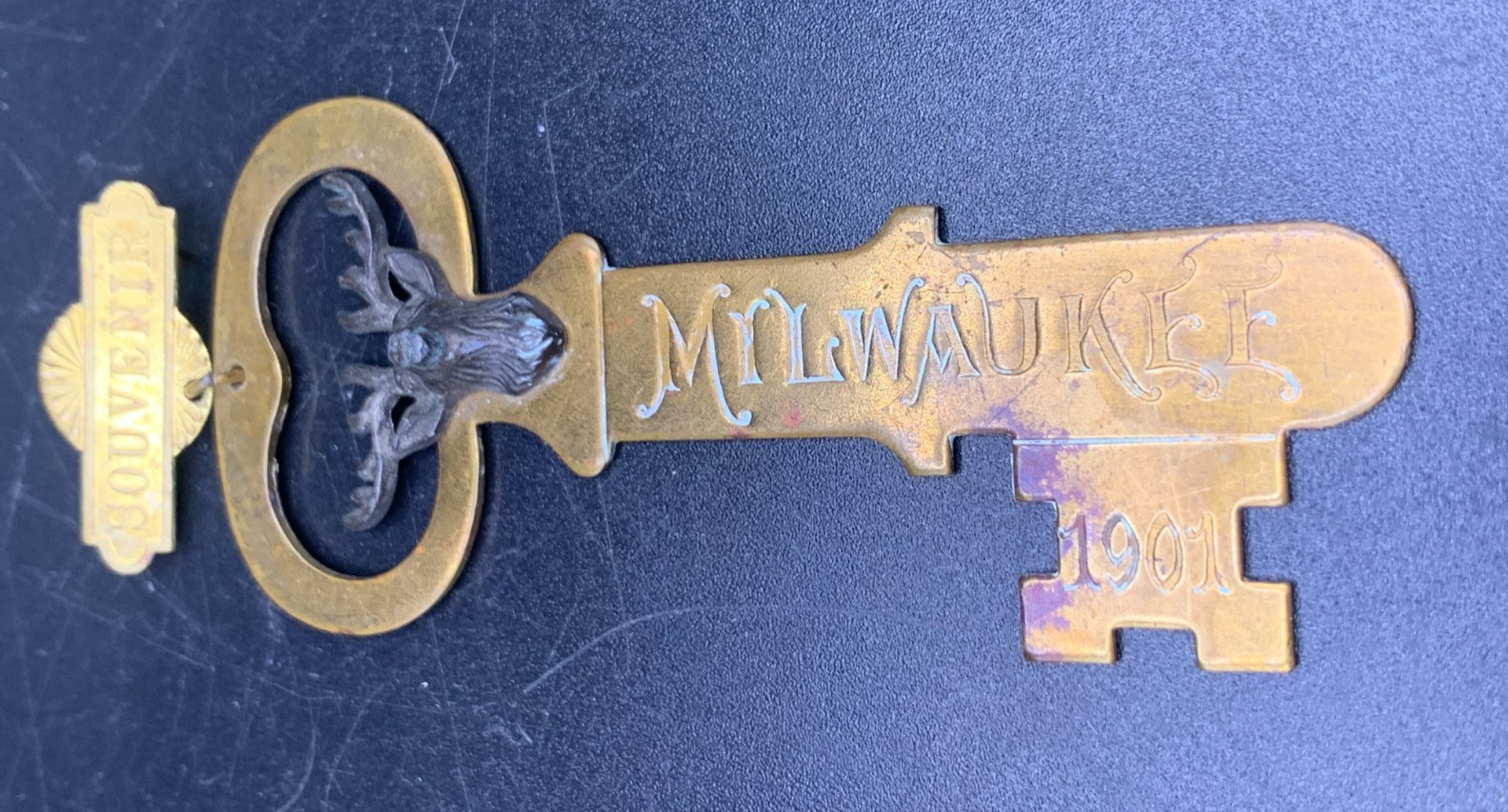 Antique MILWAUKEE 1901 souvenir brooch Key with deer /elk