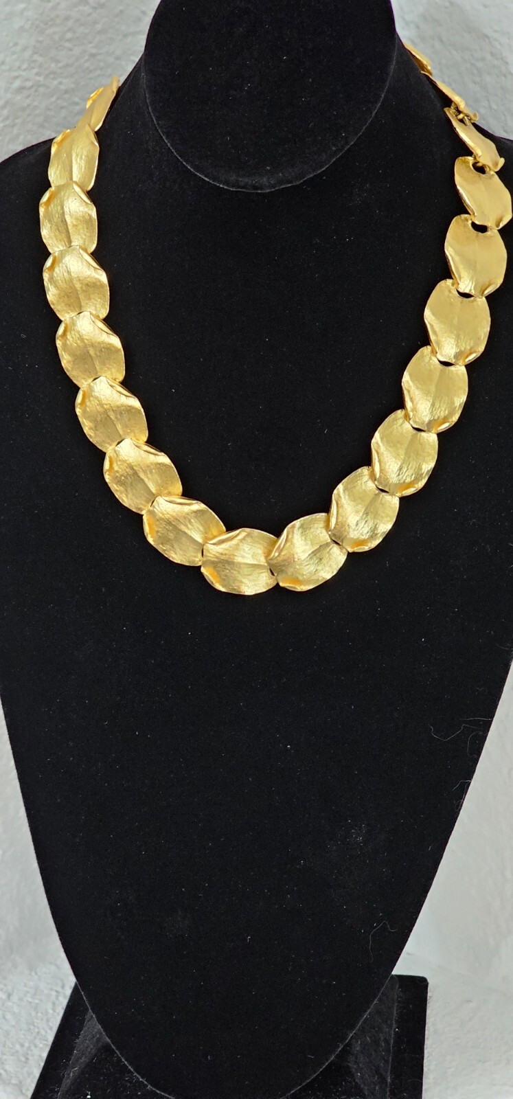 Fashion jewelry choker necklace gold tone metal 19″ quarter size like leaves