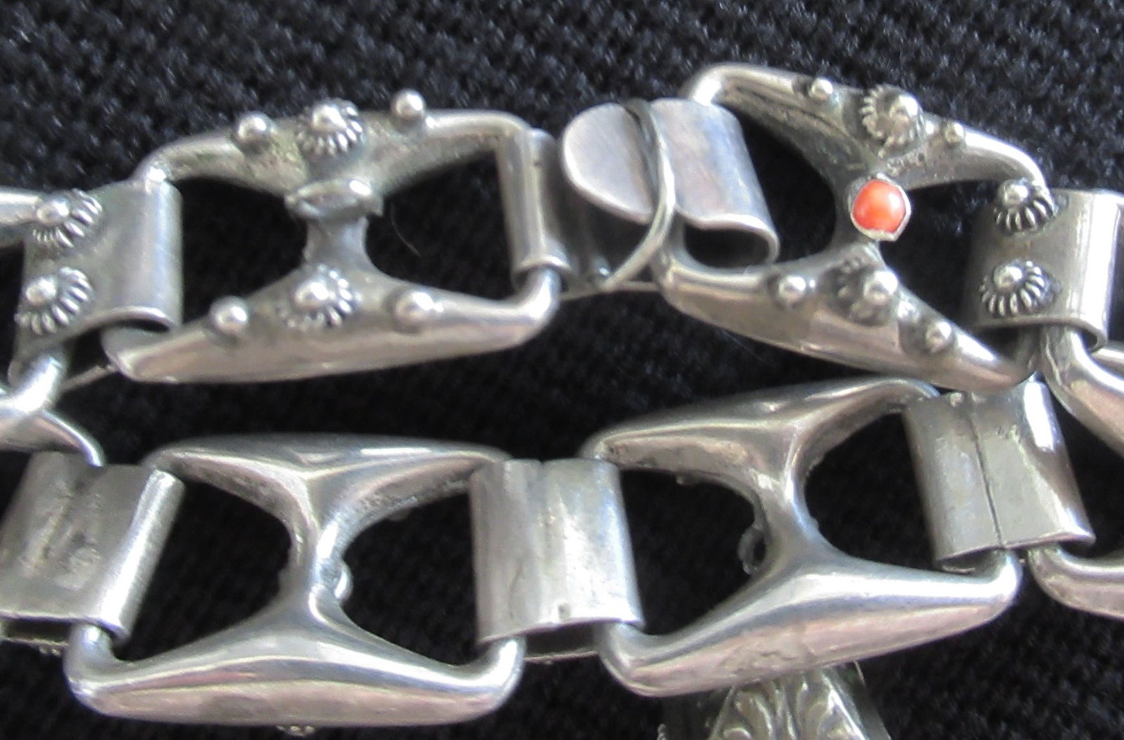 VINTAGE ITALY ETRUSCAN CANNETILLE FOB 800 STERLING & CORAL BRACELET, 43 GRAMS