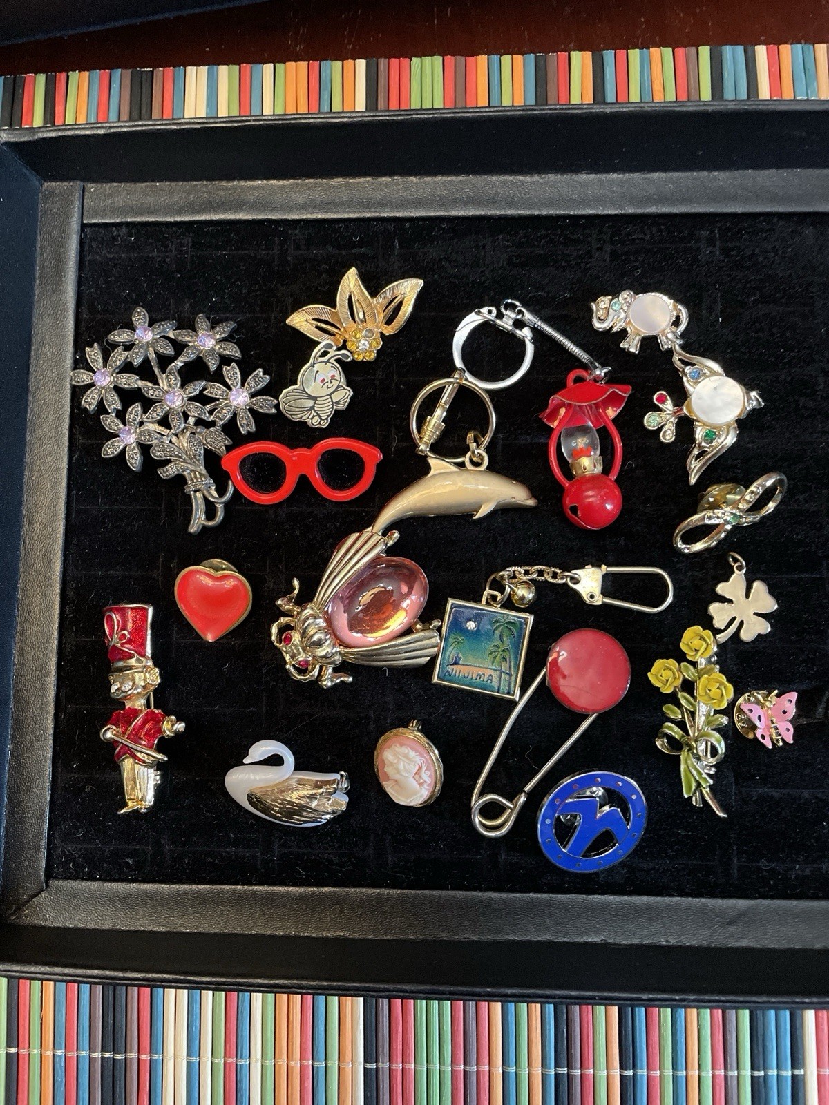 Jewelry Lot Brooches Insect Drummer Cameo Dolphin Keyring Swan Kilt Pin 18 Pcs