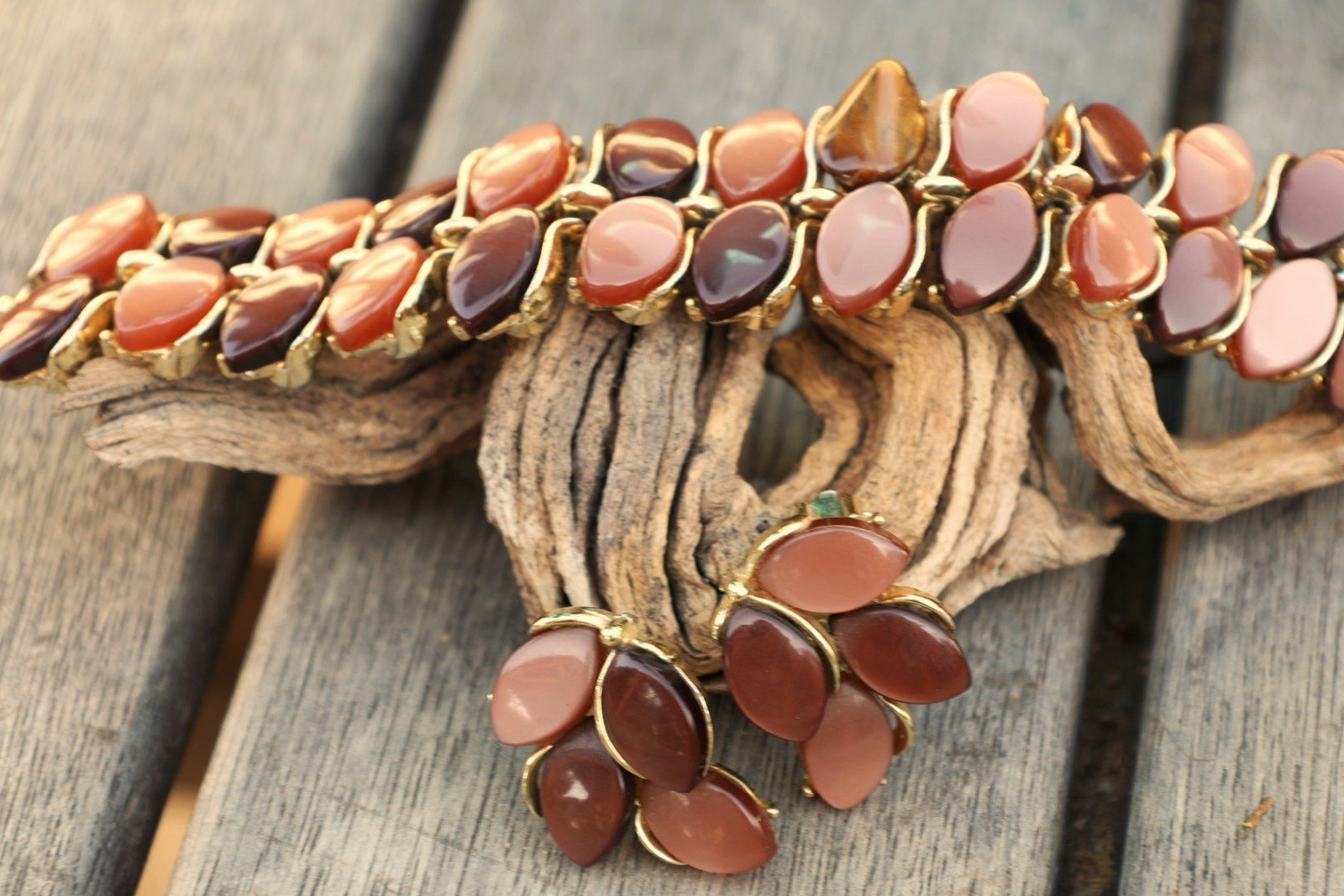 Lisner Thermoset Bracelet Earrings Set Brown Caramel Gold Tone Vintage 1950s