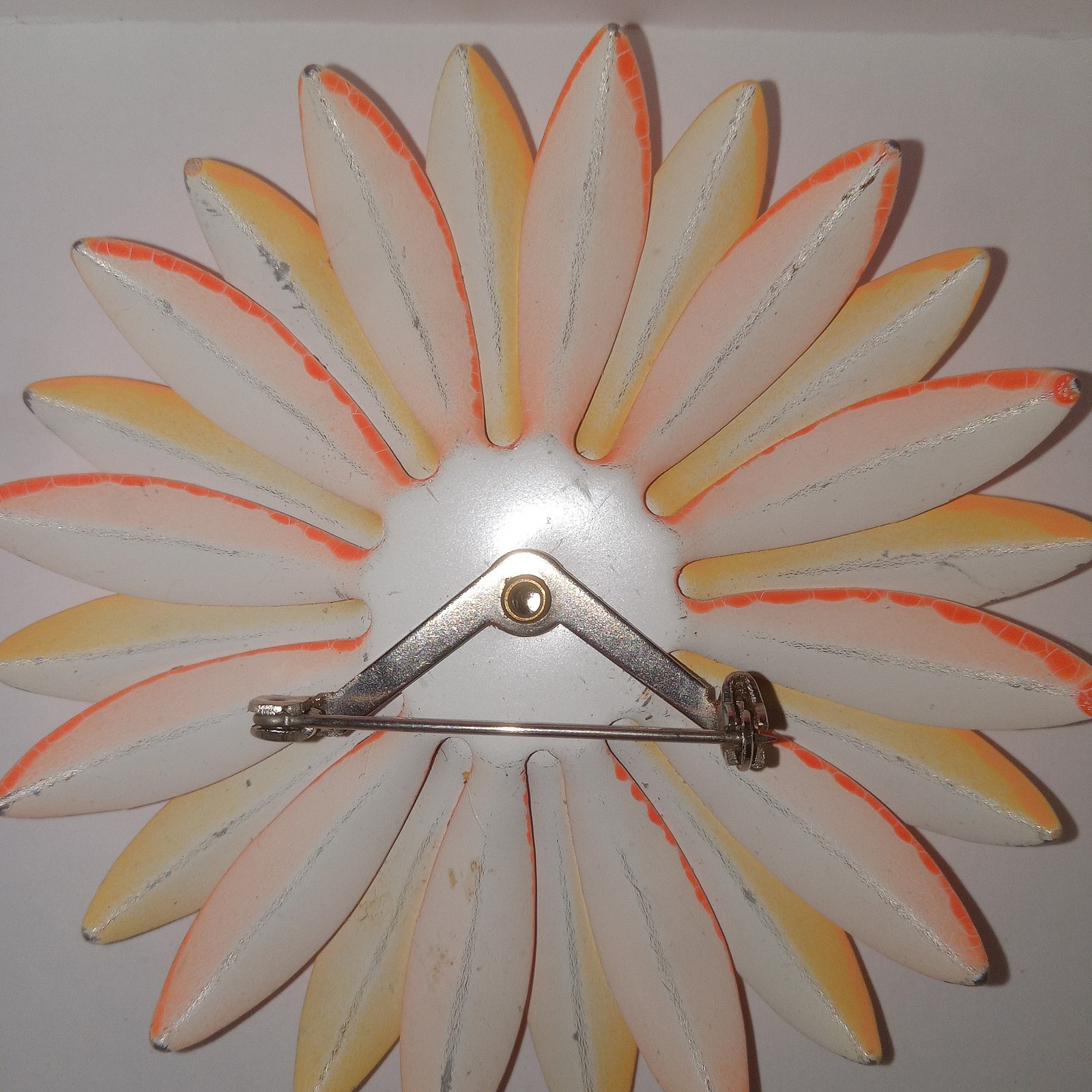 Vintage Retro 70’s Flower Power Coral Enamel Daisy Brooch