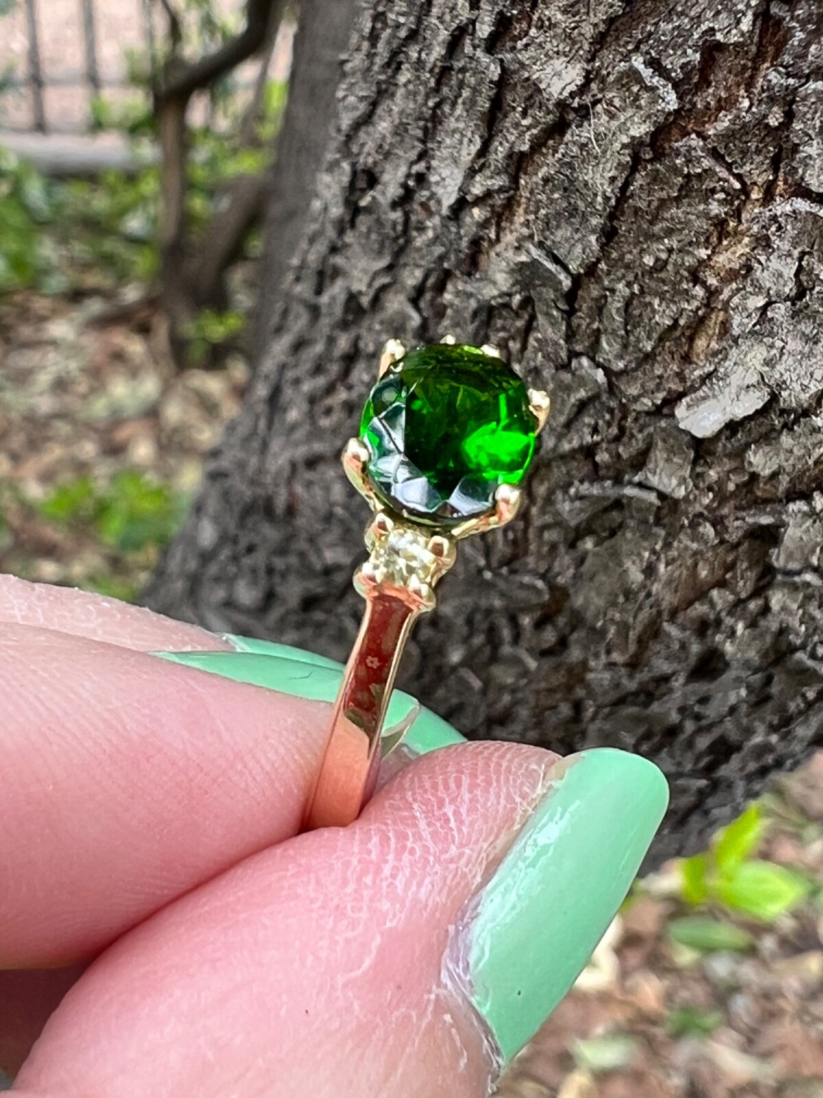 VINTAGE 14K GOLD OVAL EAST WEST SET DESIGN DIOPSIDE VIVID GREEN TOURMALINE RING