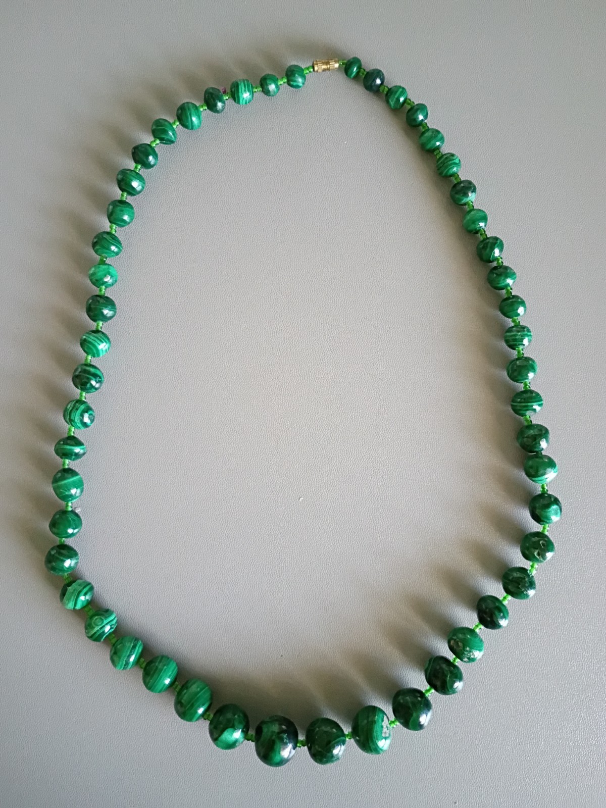 BEAUTIFUL VINTAGE GRADUATING IN SIZE MALACHITE BEADED NECKLACE 22″ INCHES