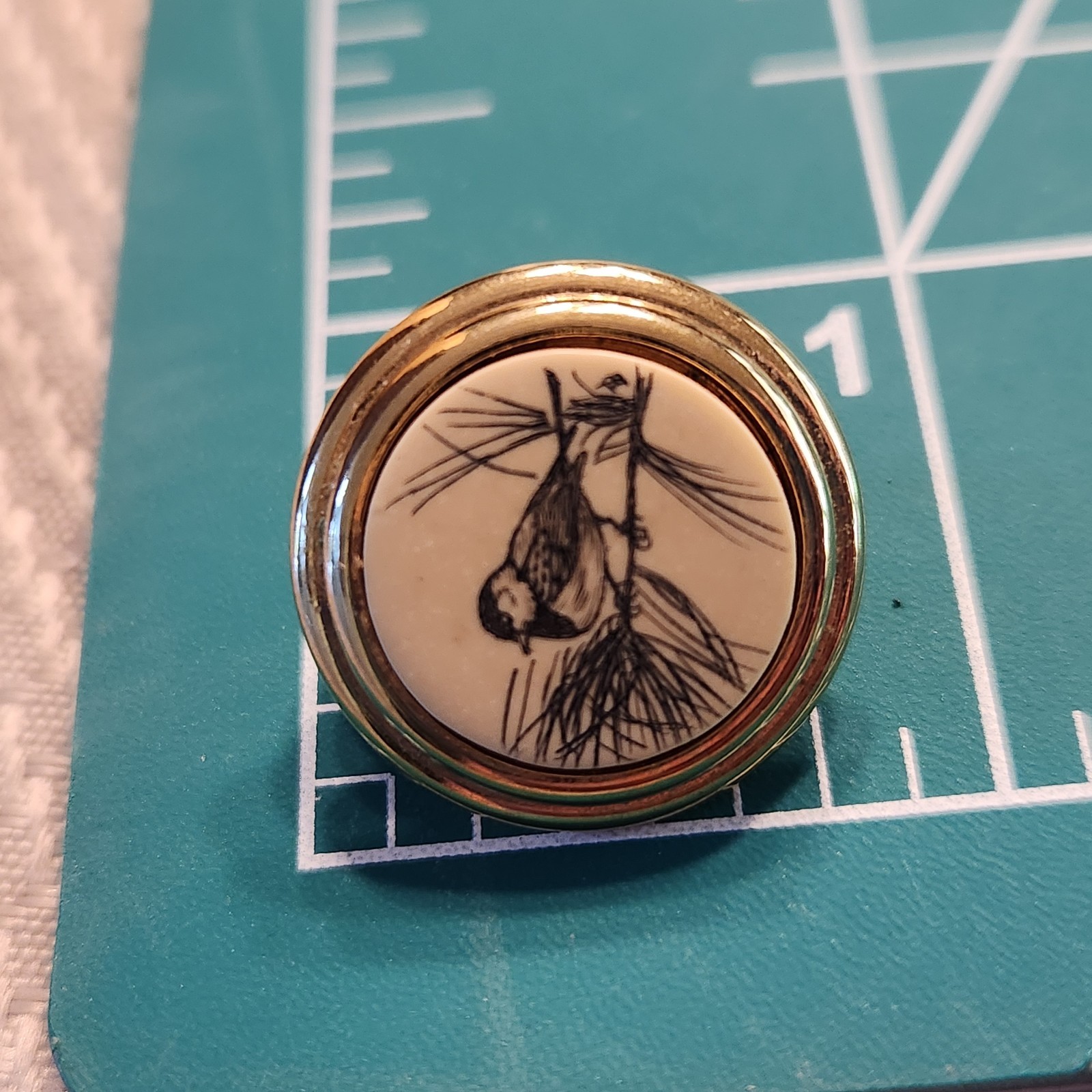 Vtg Pair Of Faux Ivory Gold Tone Bird Clip On Earrings