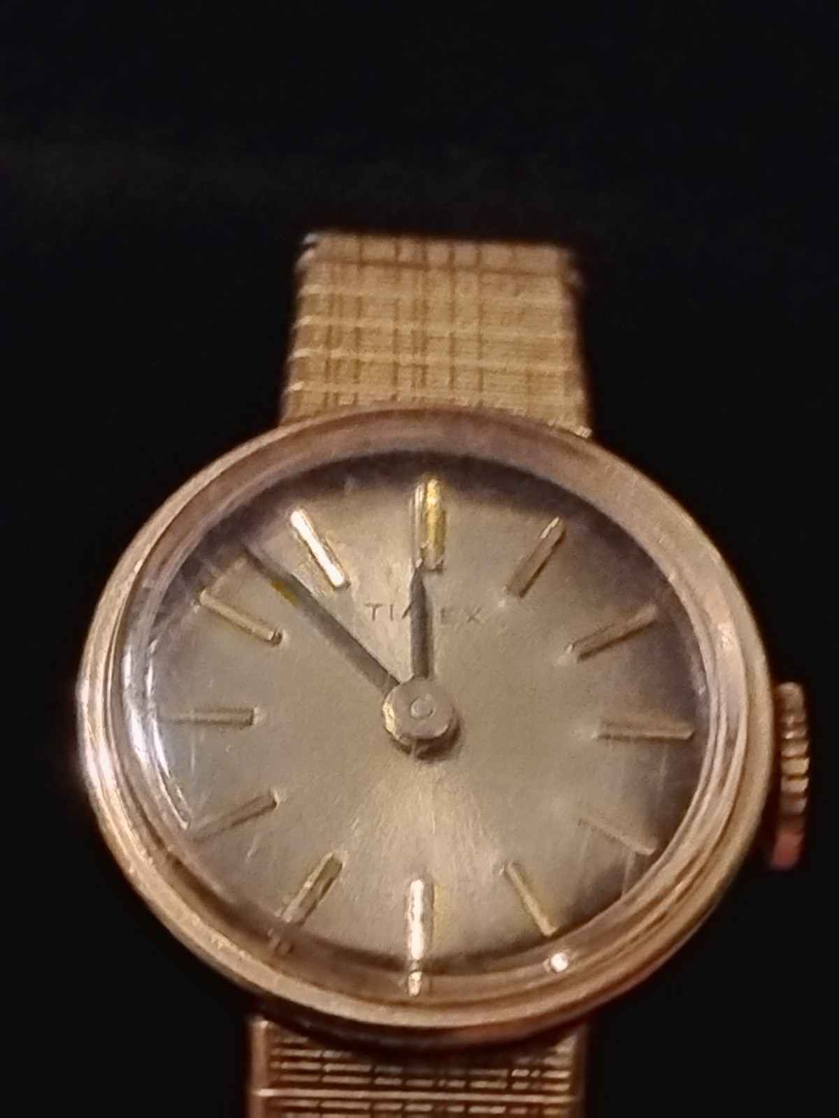 Vintage Womens Hand Wind Timex Watch 17mm X 7 3/4” in working order keeps time