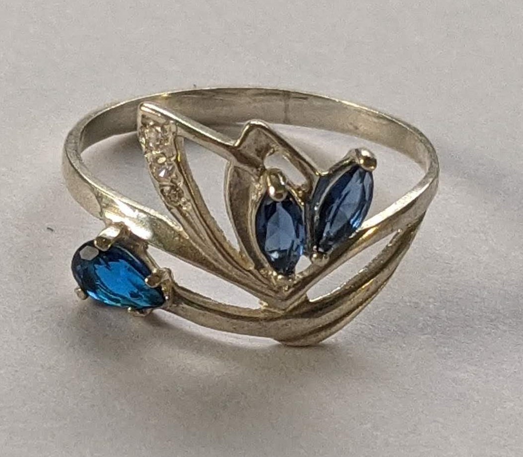 Vintage ring sterling silver 925 Size 8 Weight 1.53 g. Blue stones.