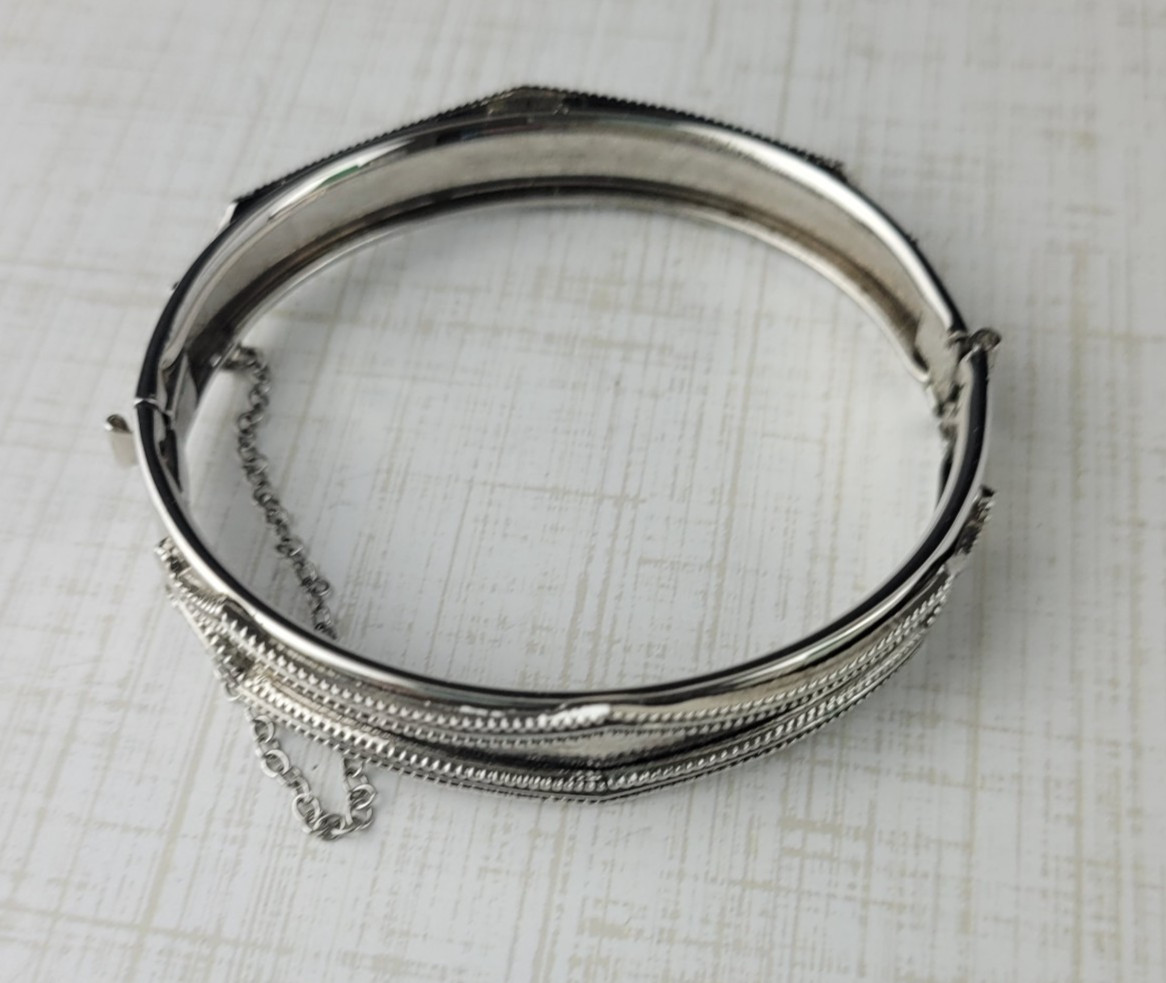 Vintage Whiting Davis Hinged Bangle Bracelet Silver Tone with Safety Clasp 6.5″