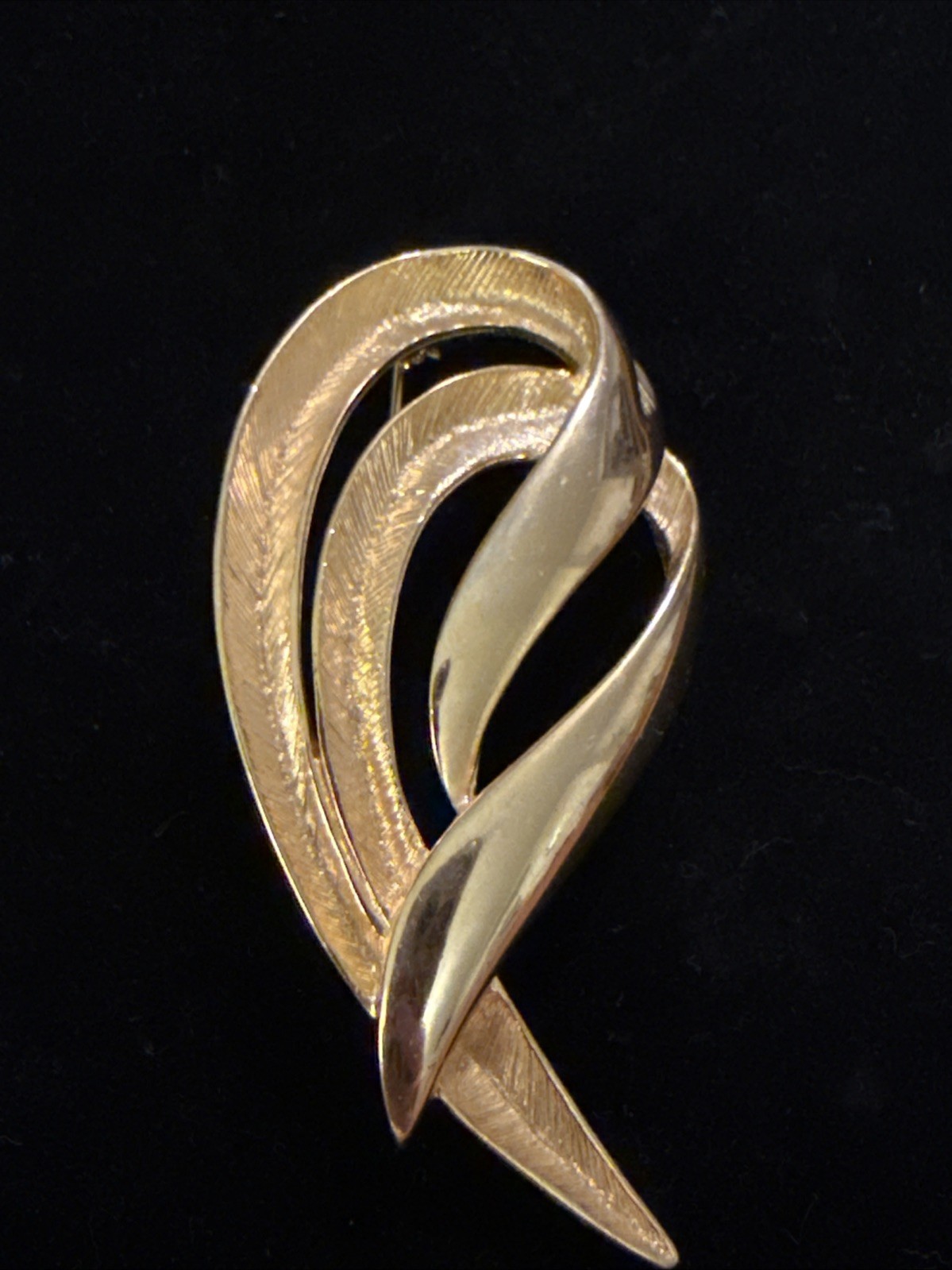 Vintage Gold Tone Modernist Swirl Ribbon Brooch Pin Abstract Statement