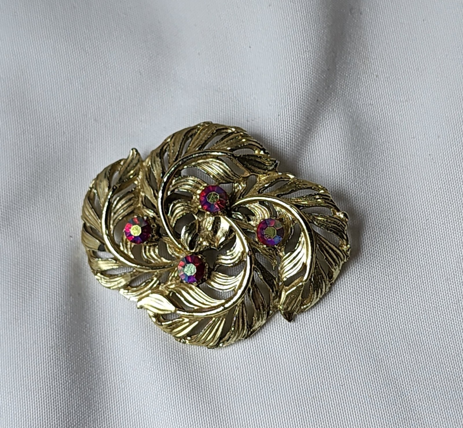 vtg RED Iridescent gold tone Rhinestone Brooch Pin 2″ unmarked