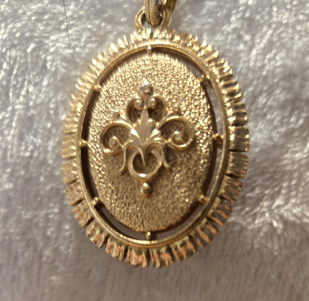 Vtg Cameo Gold Tone Necklace~~ 24 -1/2 in Long