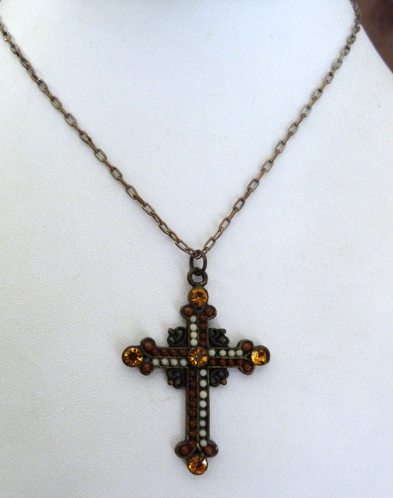 VINTAGE TINY WHITE BROWN STONES AMBER RHINESTONES CROSS PENDANT CHAIN NECKLACE