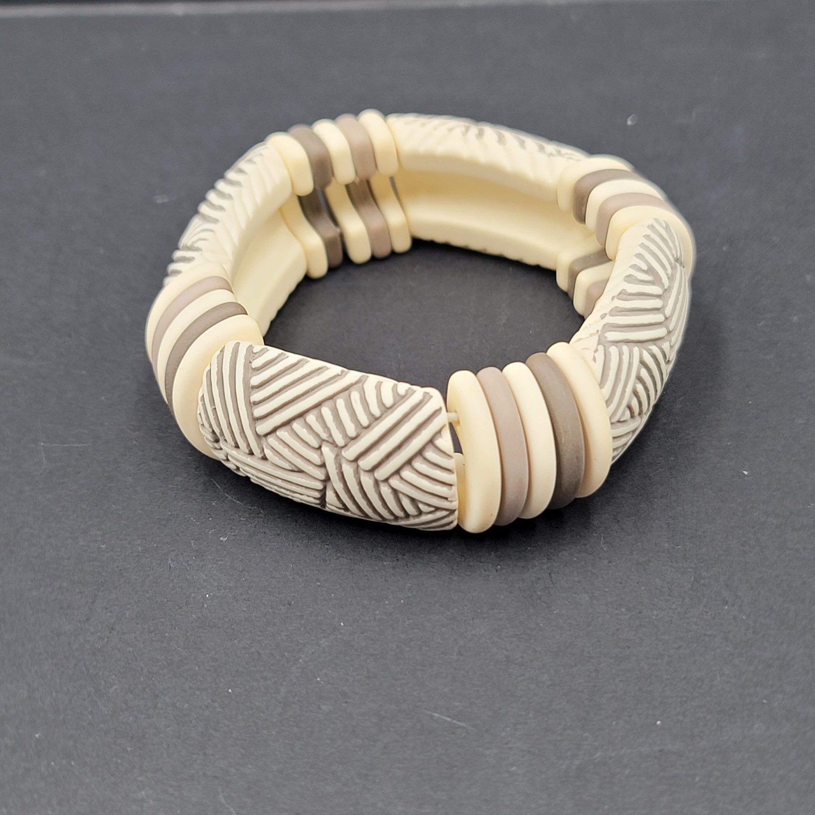Vintage Avon Sirocco Bracelet Molded Plastic Expansion Stretch Bracelet 6.5″