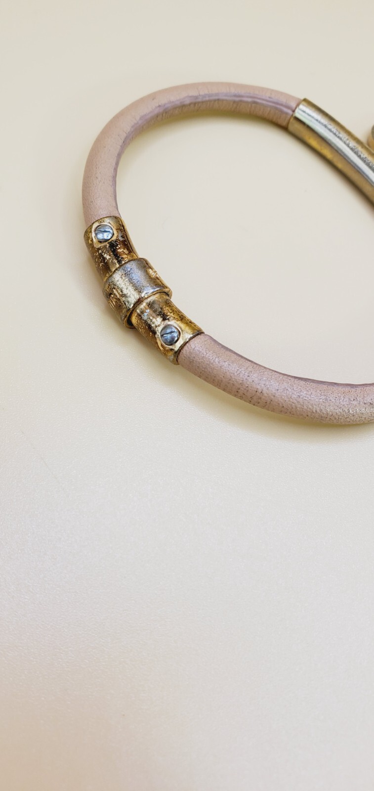Gold Tone Henri Bendel Rhinestone Tan Leather Bracelet 6.25″ te06
