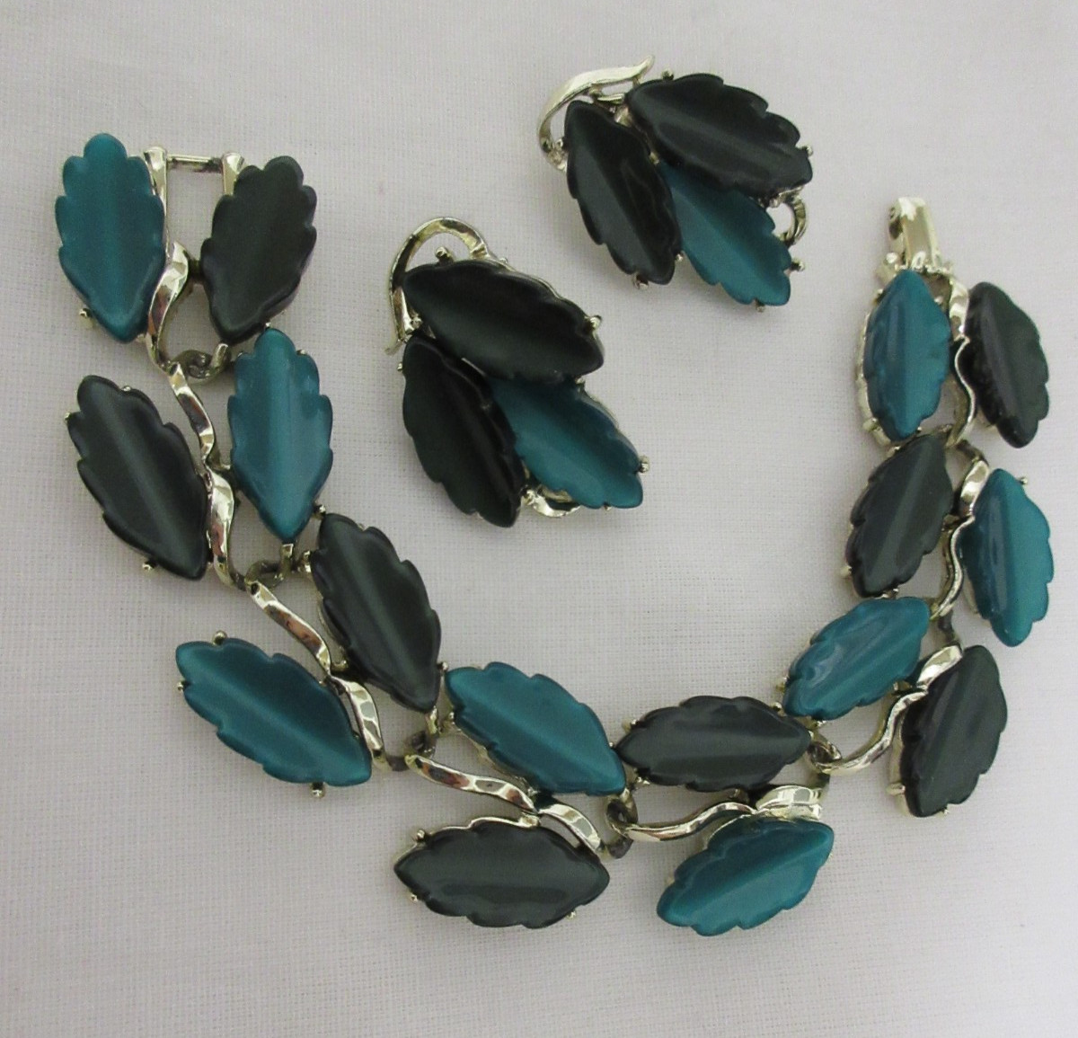 Vintage Gold Tone Light and Dark Green Thermoset Bracelet & Clip-On Earrings