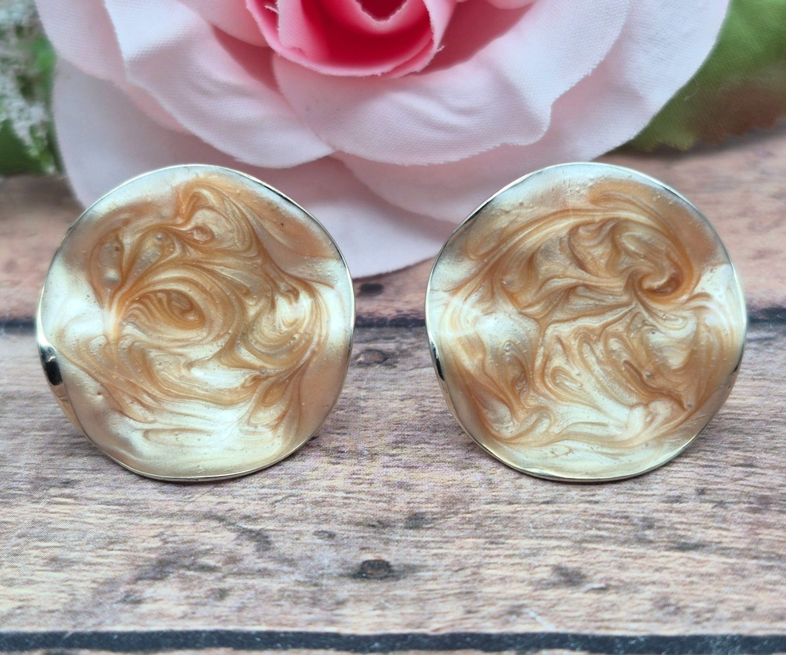 Vintage Avon Gold Tone Swirl Enamel Wavy Round Clip On Earrings Peach Brown 80’s