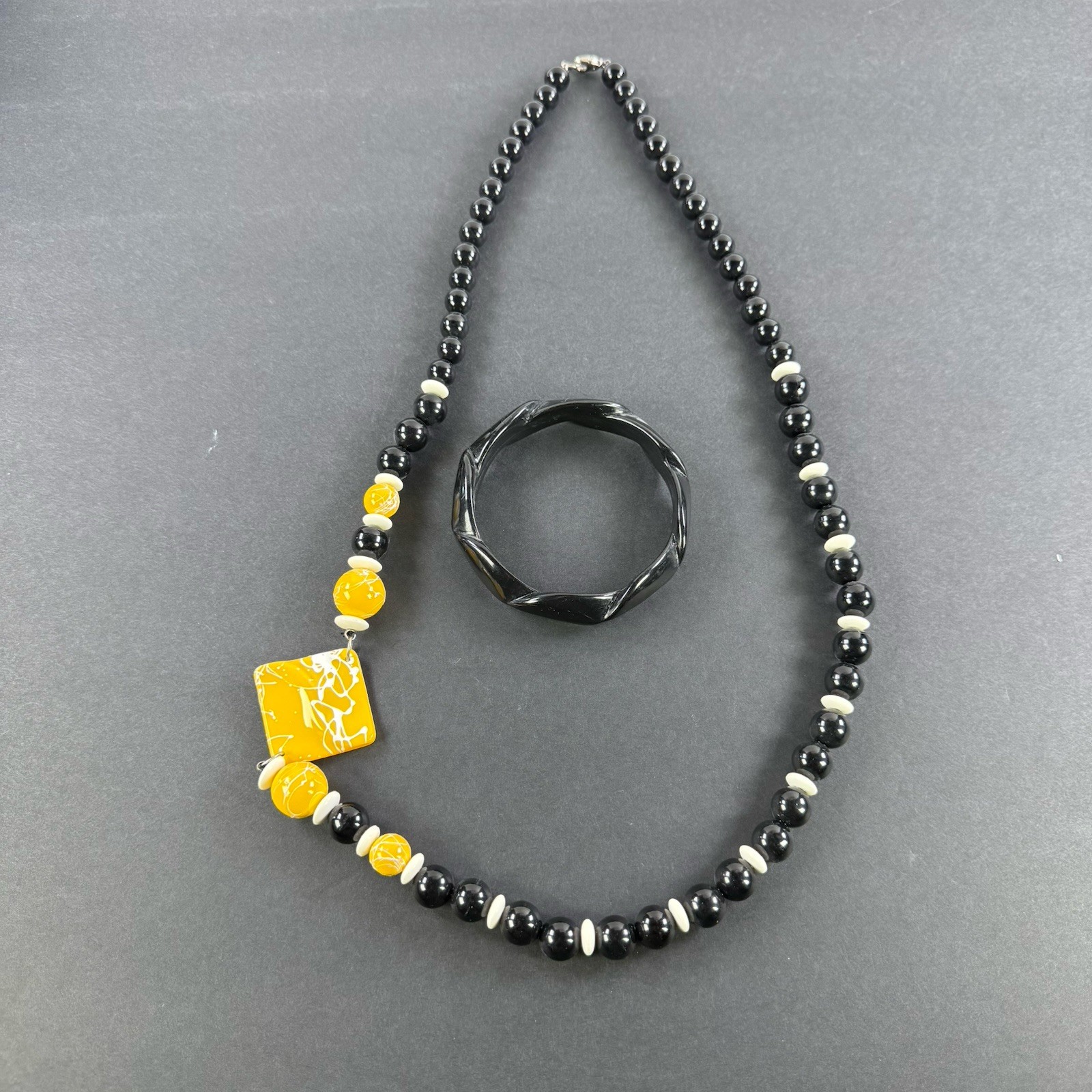 Vtg Plastic Jewelry Lot 6 Pc Necklaces Bracelets Bangles Retro Red White Black