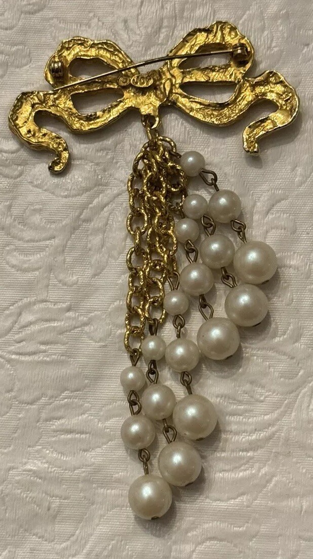 Vtg LESTER JOY Brooch Pearl Bow Ribbon Tassel Dangle Gold Chain Pin 4.5” BowTie