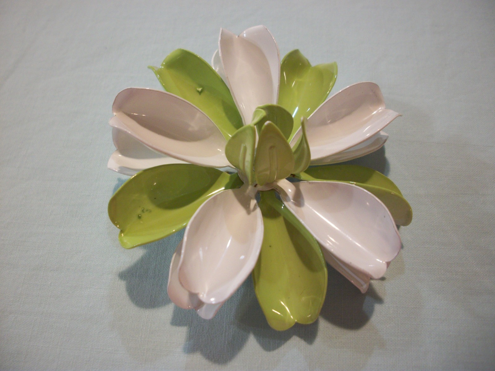 ViNTaGE MeTaL ENaMeL CuRLY PaLe LiMe GReeN/WHiTe/ LaRgE 2.25″ FLoWeR PiN (READ)