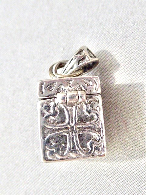 VINTAGE STERLING SILVER HINGED TOP OPENS FOOUR LEAF CLOVER TREASURE CHEST CHARM