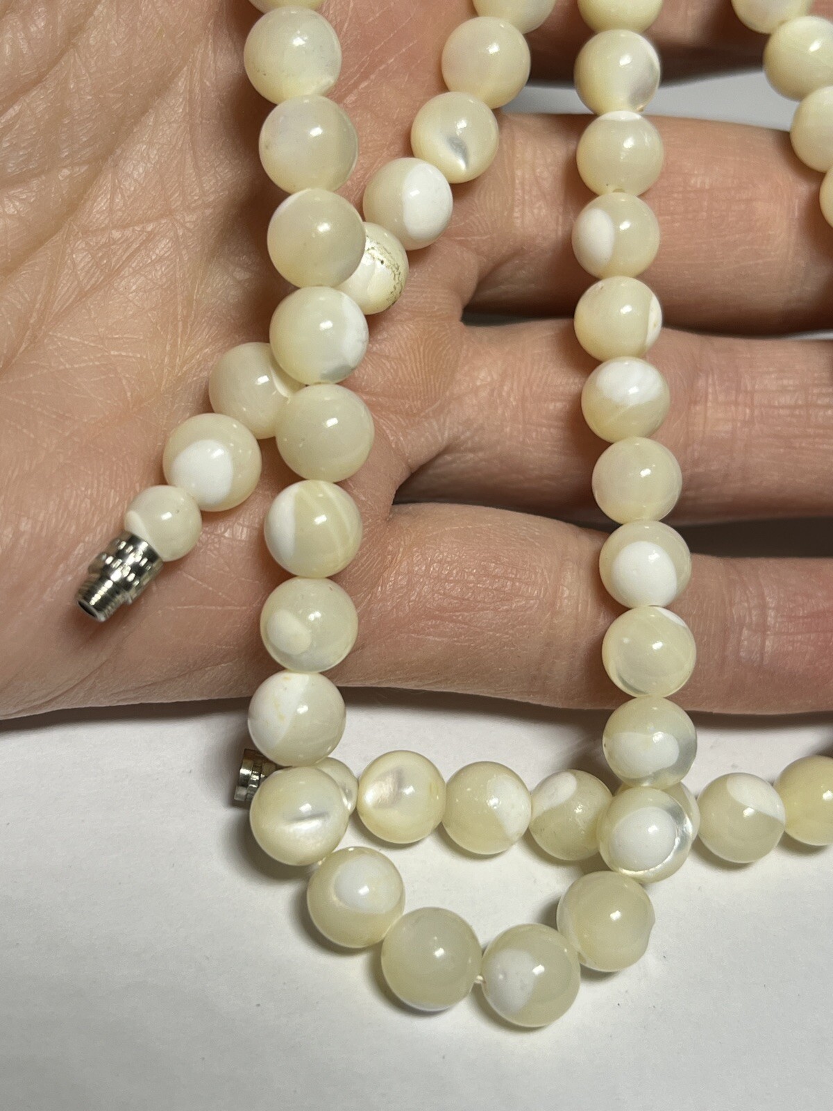 Vintage Mother of Pearl Round Bead Strand Necklace 22.5 In MOP Barrel OO1427