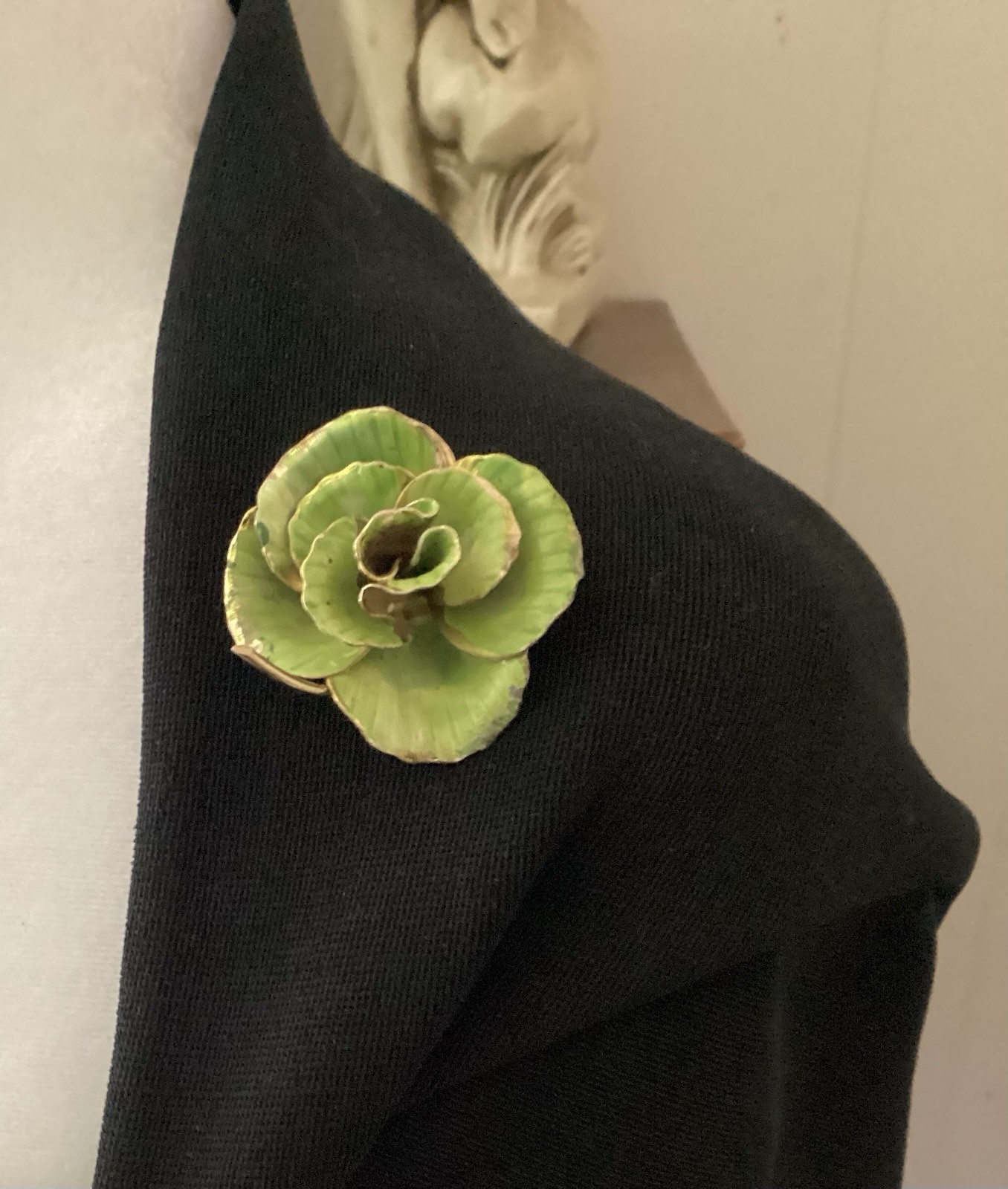VINTAGE GLOSSY GREEN/GOLD ENAMEL METAL FLOWER BROOCH 7 PEDALS✨