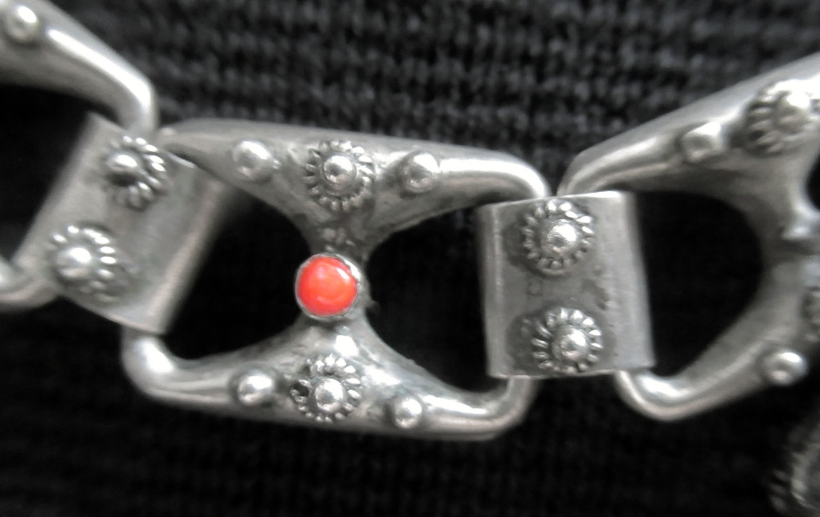 VINTAGE ITALY ETRUSCAN CANNETILLE FOB 800 STERLING & CORAL BRACELET, 43 GRAMS