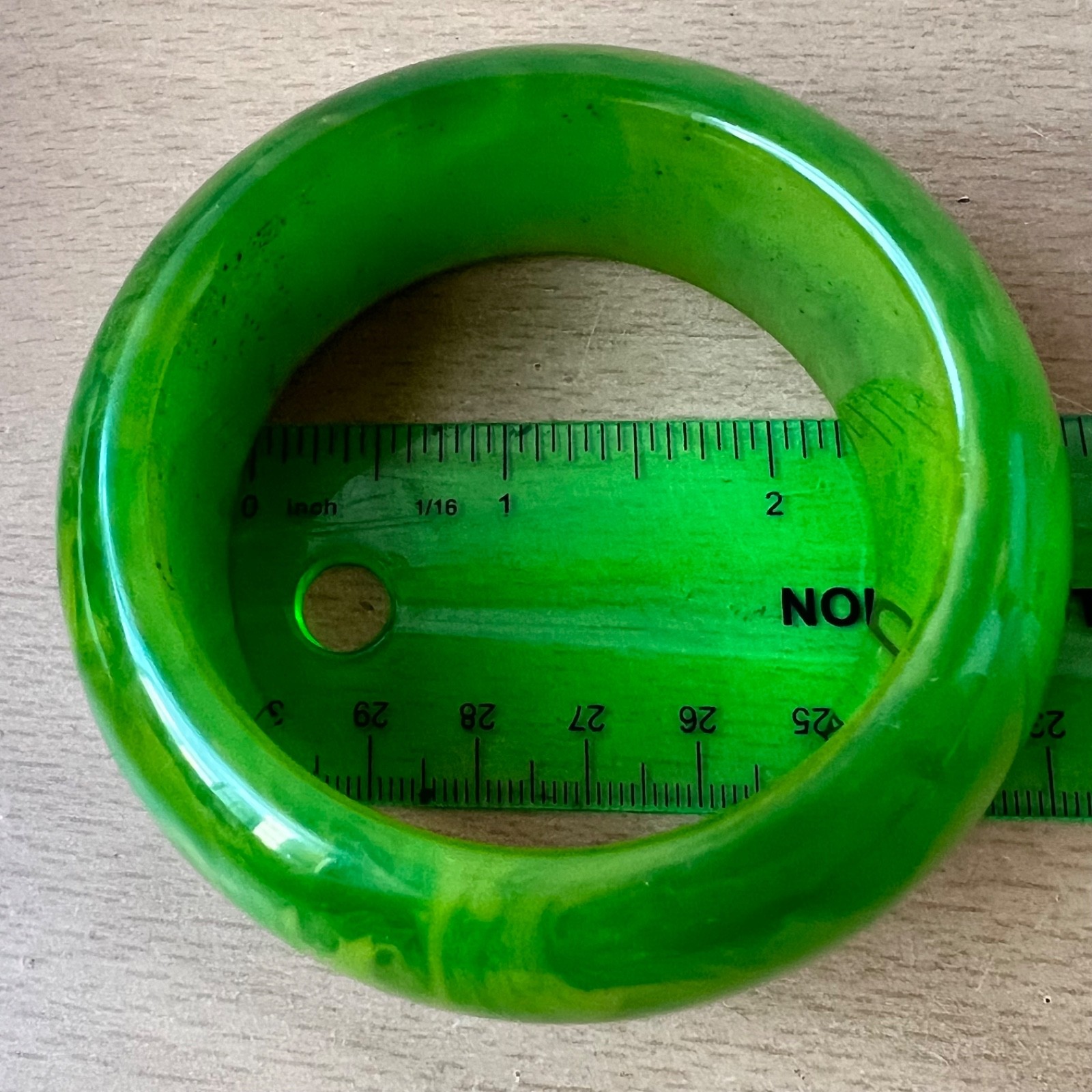VINTAGE VIVID MARBLED KELLY GREEN BAKELITE FAT DONUT WIDE BANGLE BRACELET UNIQUE