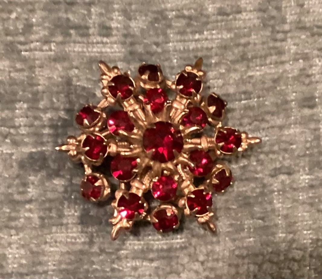 vintage gold-tone, prong-set red rhinestone flower or starburst brooch exc