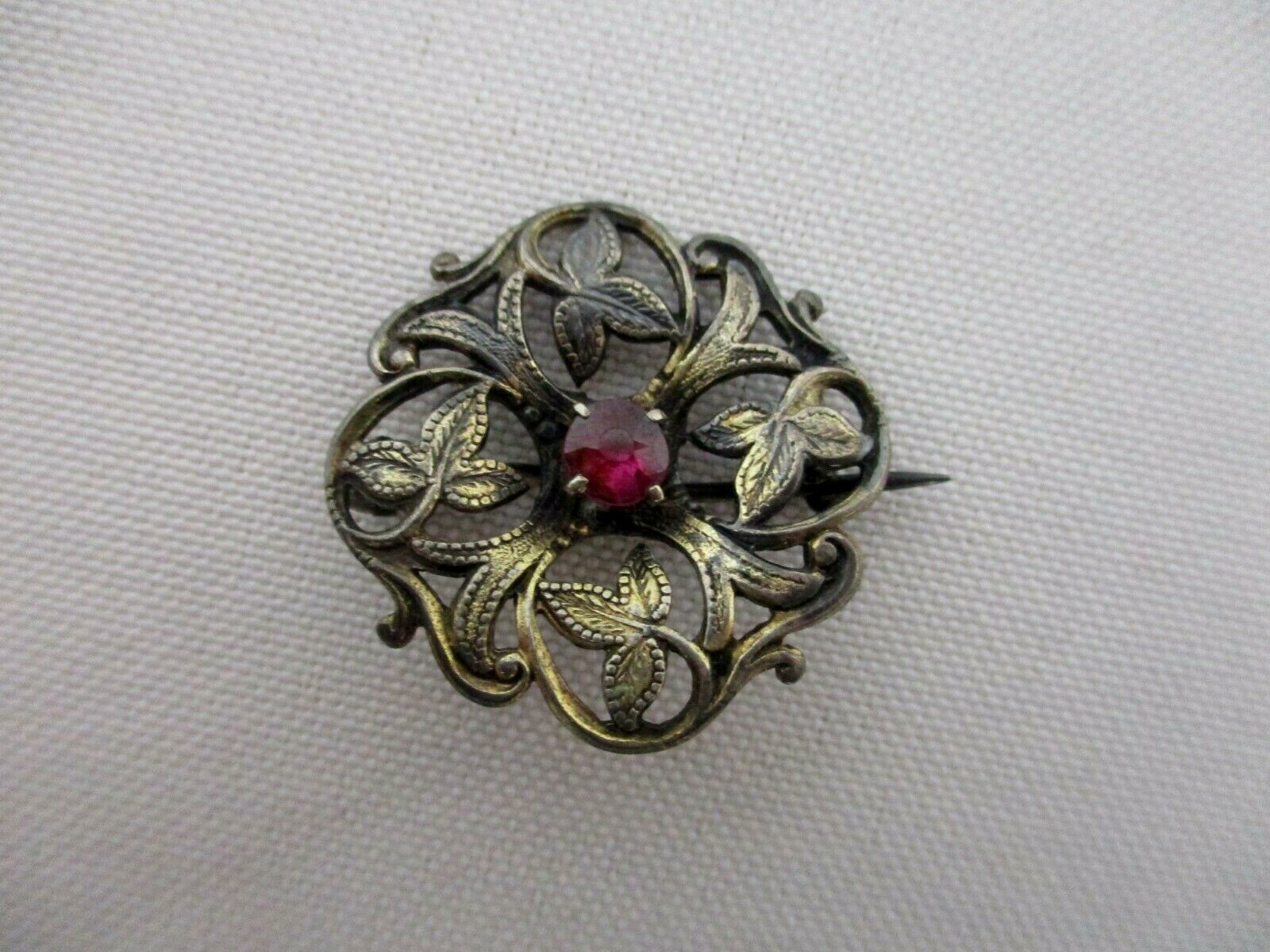 ANTIQUE STERLING SILVER GOLD WASH LEAF SWIRL BROOCH PIN w RUBY CRYSTAL