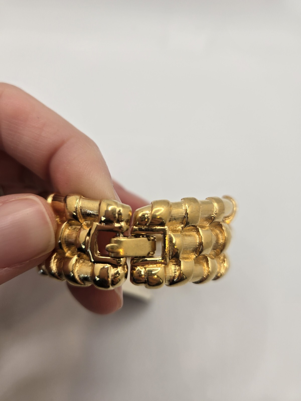 Signed Vintage MONET Hindged Polished Gold Tone Bracelet