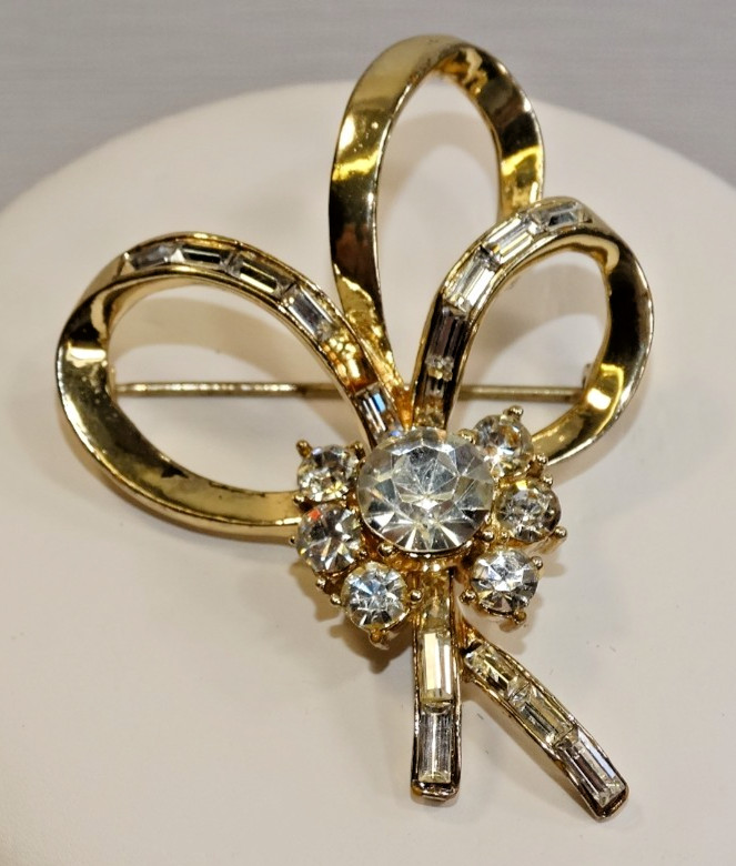A53 VINTAGE RHINESTONE RIBBON BOW BROOCH PIN CLEAR STONES PRONG SET UNSIGNED