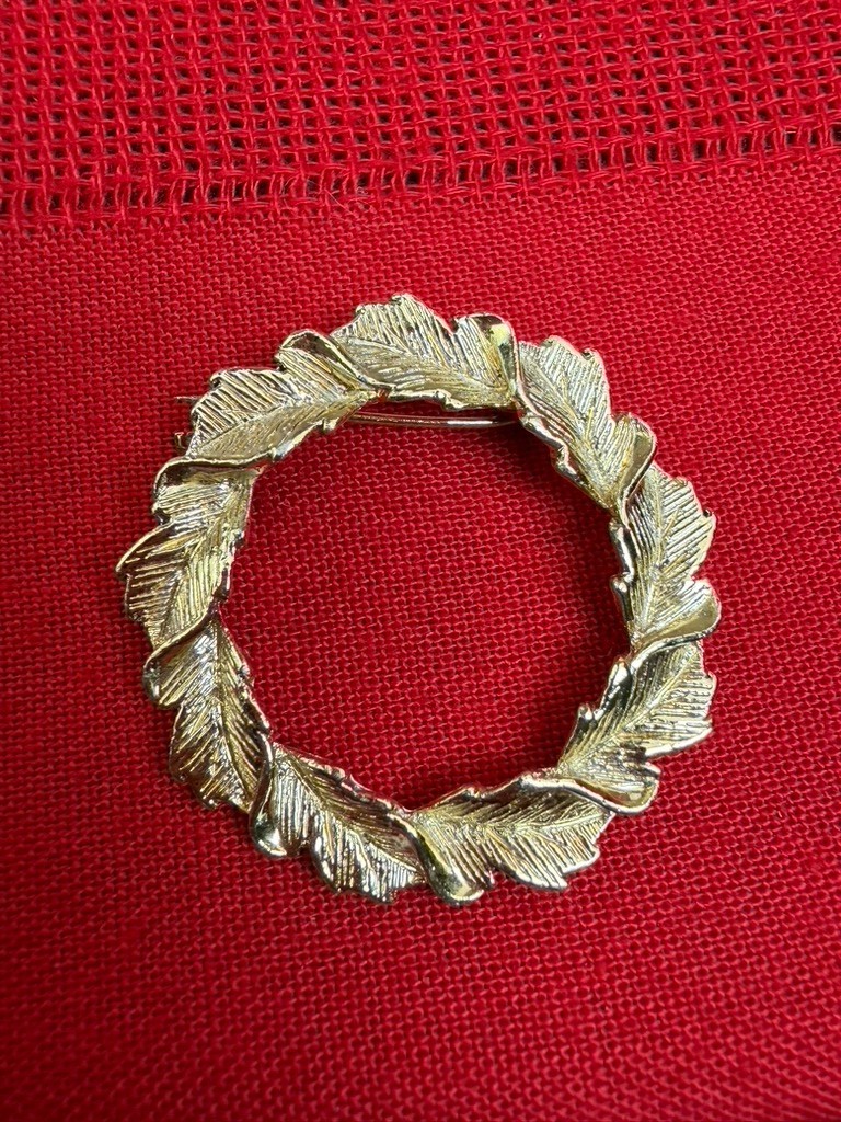 VTG Signed Original Collectible Gerry’s Christmas Leaf Wreath Pin Gold Tone
