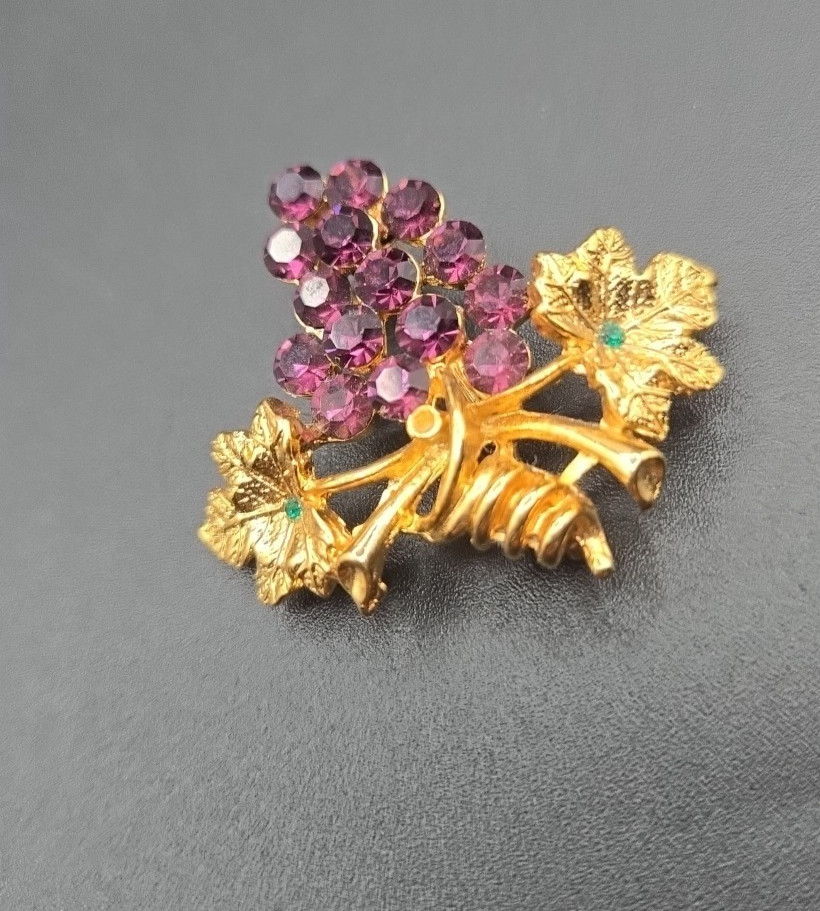 Vintage Gold tone Purple & Green Rhinestones Bunch of Grapes Brooch/Pin